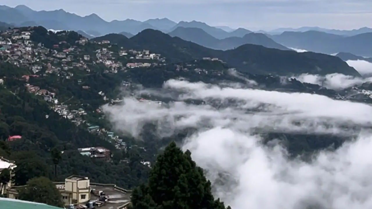 డెహ్రాడూన్.. ఇక్కడ ఏప్రిల్ నుండి జూన్ వరకు వేసవికాలం. ఉష్ణోగ్రతలు 40 డిగ్రీల సెల్సియస్ కంటే ఎక్కువగా ఉంటాయి. జూలై నుండి సెప్టెంబర్ వరకు కుండపోత వర్షాల సమయంలో 2000 మి.మీ వార్షిక సగటు వర్షపాతంలో ఎక్కువ భాగం ఇక్కడే ఉంటుంది. నవంబర్ నుండి మార్చి వరకు సగటు ఉష్ణోగ్రతలు 12 డిగ్రీల సెల్సియస్ నుంచి 25 డిగ్రీల సెల్సియస్ మధ్య మధ్యస్థంగా ఉంటుంది, పర్యాటకులు హాయిగా అన్వేషించడానికి ఇది సరైన సమయం. 