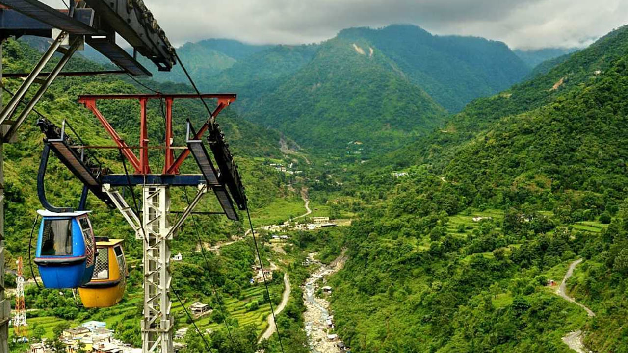 ఉత్తరప్రదేశ్, హిమాచల్ సరిహద్దులకు సమీపంలో మైదానాలకు ఆనుకుని ఉన్న వ్యూహాత్మక స్థానం కారణంగా రైలు, రోడ్డు, వాయు మార్గాల ద్వారా బాగా అనుసంధానించబడి ఉంది. డెహ్రాడూన్ పర్యాటకం సులభ ప్రాప్యతతో అభివృద్ధి చెందుతుంది. విమానంలో అయితే  జాలీ గ్రాంట్ విమానాశ్రయం నుంచి ఎయిర్ ఇండియా, ఇండిగో, గోఫస్ట్, విస్తారా ద్వారా ఇక్కడికి చేరుకోవచ్చు.  శతాబ్దిలు, ఢిల్లీ-డెహ్రాడూన్ మార్గాన్ని కవర్ చేసే ఇతర మెయిల్ ఎక్స్‌ప్రెస్ రైళ్లు ద్వారా కూడా వెళ్ళవచ్చు. రోడ్ మార్గం విషయానికి వస్తే.. ముఖ్యంగా ఢిల్లీ నుంచి రాష్ట్ర బస్సులు, ప్రైవేట్ డీలక్స్ కోచ్‌లు అందుబాటులో ఉన్నాయి. రద్దీ సమయాల్లో ఓలా, ఉబర్ వంటి యాప్ ఆధారిత క్యాబ్‌లు ఇంట్రా-సిటీ ప్రయాణానికి ఉపయోగపడతాయి.