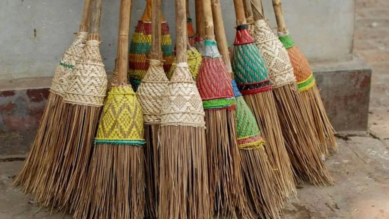 
హిందువులు చీపురుని లక్ష్మీదేవికి చిహ్నంగా భావిస్తారు. లక్ష్మీదేవిని ఇంట్లో ఆహ్వానించడానికి.. ఆమె ఉనికిని ఇంట్లో ఉంచడానికి ధన్‌తేరస్ నాడు చీపురు కొని దానిని పూజిస్తారు. అయితే ఇలా ధన్‌తేరస్ నాడు కొనుగోలు చేసిన చీపురును అదే రోజున ఉపయోగించకూడదు. పండగ తర్వాత వచ్చే గురువారం రోజు నుంచి ఈ చీపురుని ఉపయోగించాలి. అంతేకాదు ఎప్పుడూ చీపురుని కాలితో తన్నరాదు 