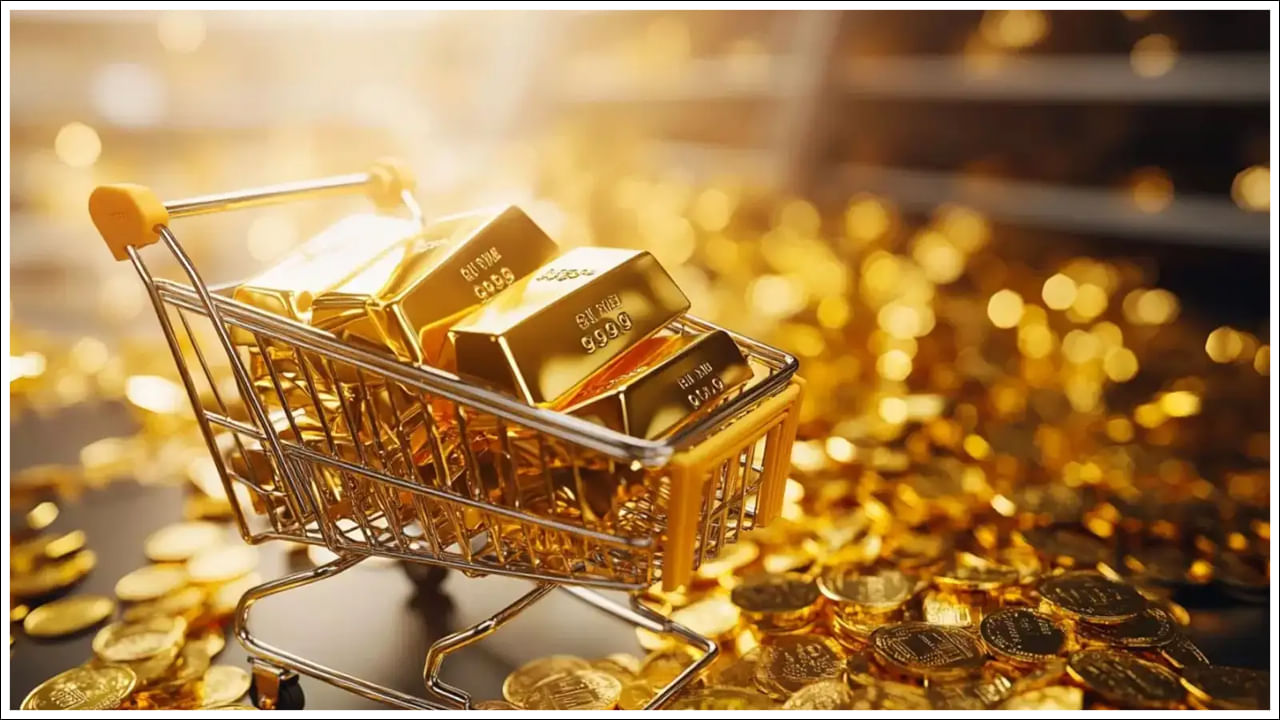  Gold Investment: బంగారంలో పెట్టుబడి పెట్టడం భారతీయులలో చాలా కాలంగా ఉన్న సంప్రదాయం. కానీ కాలక్రమేణా బంగారం కొనుగోలు చేసే విధానం మారిపోయింది. గతంలో ప్రజలు భౌతిక బంగారాన్ని అంటే ఆభరణాలు లేదా నాణేలను కొనుగోలు చేసేవారు. కానీ ఇప్పుడు ప్రజలు డిజిటల్ బంగారం వైపు మొగ్గు చూపుతున్నారు. ఇది ఆధునిక, అనుకూలమైన పద్ధతి. ఇందులో నిల్వ ఇబ్బంది లేదా దొంగతనం భయం లేకుండా పని చేయడం జరుగుతుంది. అయితే పెట్టుబడి పెట్టే ముందు కొన్ని కీలక అంశాలను అర్థం చేసుకోవడం ముఖ్యం.