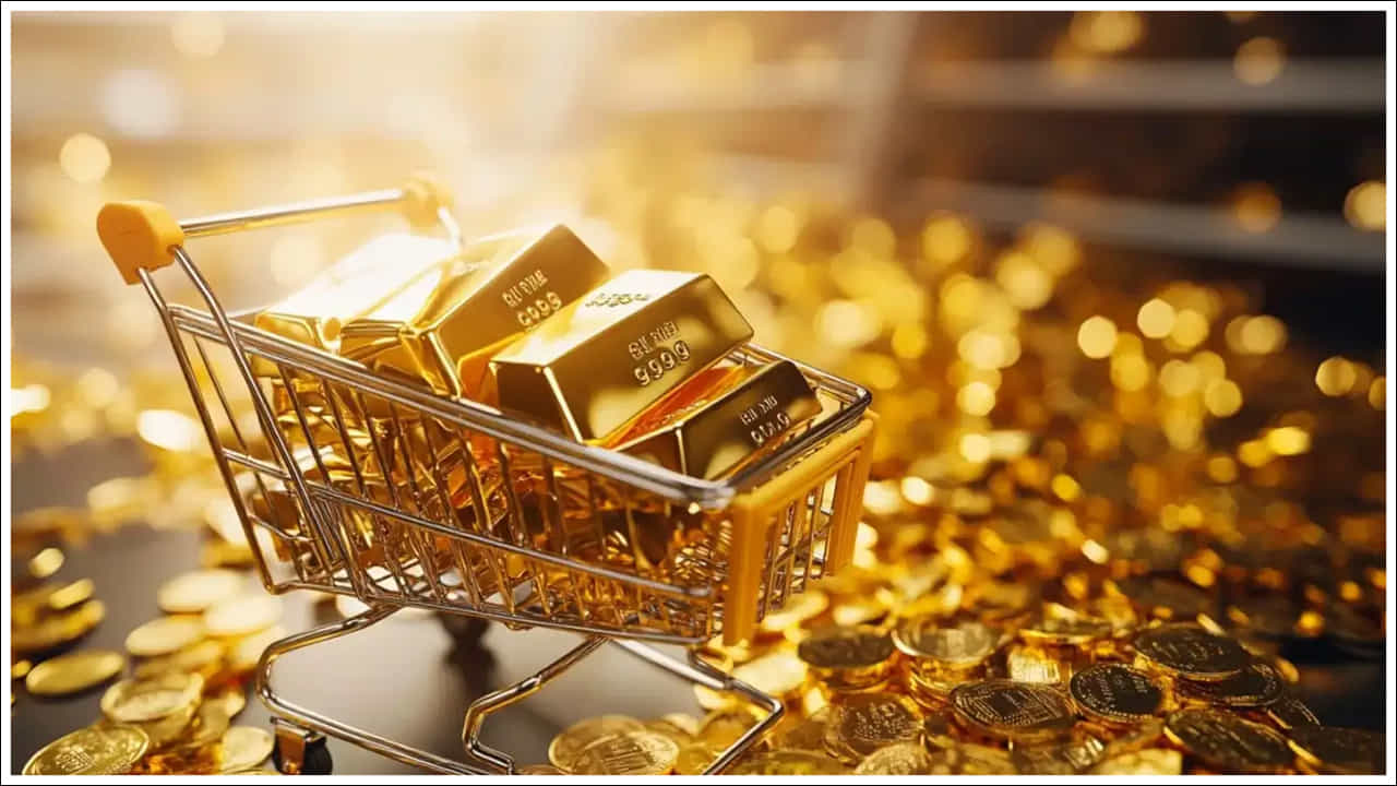 Gold Investment: బంగారంలో పెట్టుబడి పెట్టడం భారతీయులలో చాలా కాలంగా ఉన్న సంప్రదాయం. కానీ కాలక్రమేణా బంగారం కొనుగోలు చేసే విధానం మారిపోయింది. గతంలో ప్రజలు భౌతిక బంగారాన్ని అంటే ఆభరణాలు లేదా నాణేలను కొనుగోలు చేసేవారు. కానీ ఇప్పుడు ప్రజలు డిజిటల్ బంగారం వైపు మొగ్గు చూపుతున్నారు. ఇది ఆధునిక, అనుకూలమైన పద్ధతి. ఇందులో నిల్వ ఇబ్బంది లేదా దొంగతనం భయం లేకుండా పని చేయడం జరుగుతుంది. అయితే పెట్టుబడి పెట్టే ముందు కొన్ని కీలక అంశాలను అర్థం చేసుకోవడం ముఖ్యం.