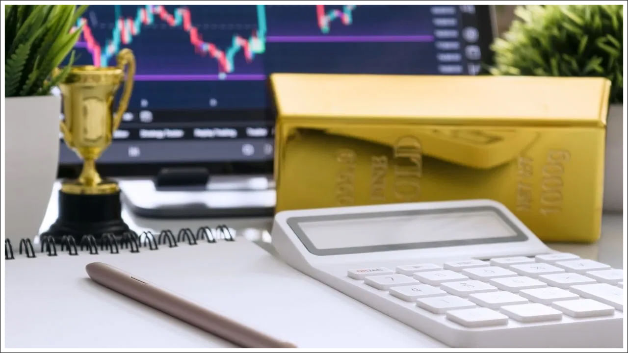  డిజిటల్ బంగారం 24-క్యారెట్లు లేదా 99.99% స్వచ్ఛమైన బంగారం. ఎటువంటి రుసుములు లేదా ఇబ్బందులు ఉండవు. అలాగే ఇది సురక్షితమైన, బీమా చేసిన ఖజానాలలో నిల్వ చేయబడుతుంది. ముఖ్యంగా మీరు 24 గంటలూ వారంలో 7 రోజులు, ఏ మొత్తంలోనైనా బంగారాన్ని కొనుగోలు చేయవచ్చు లేదా అమ్మవచ్చు. మీరు రూ. 1 లేదా రూ. 10 లక్షలతో ప్రారంభించవచ్చు. మీరు కోరుకుంటే మీరు తరువాత నాణేలు లేదా బార్ల రూపంలో బంగారాన్ని భౌతికంగా డెలివరీ చేయవచ్చు.