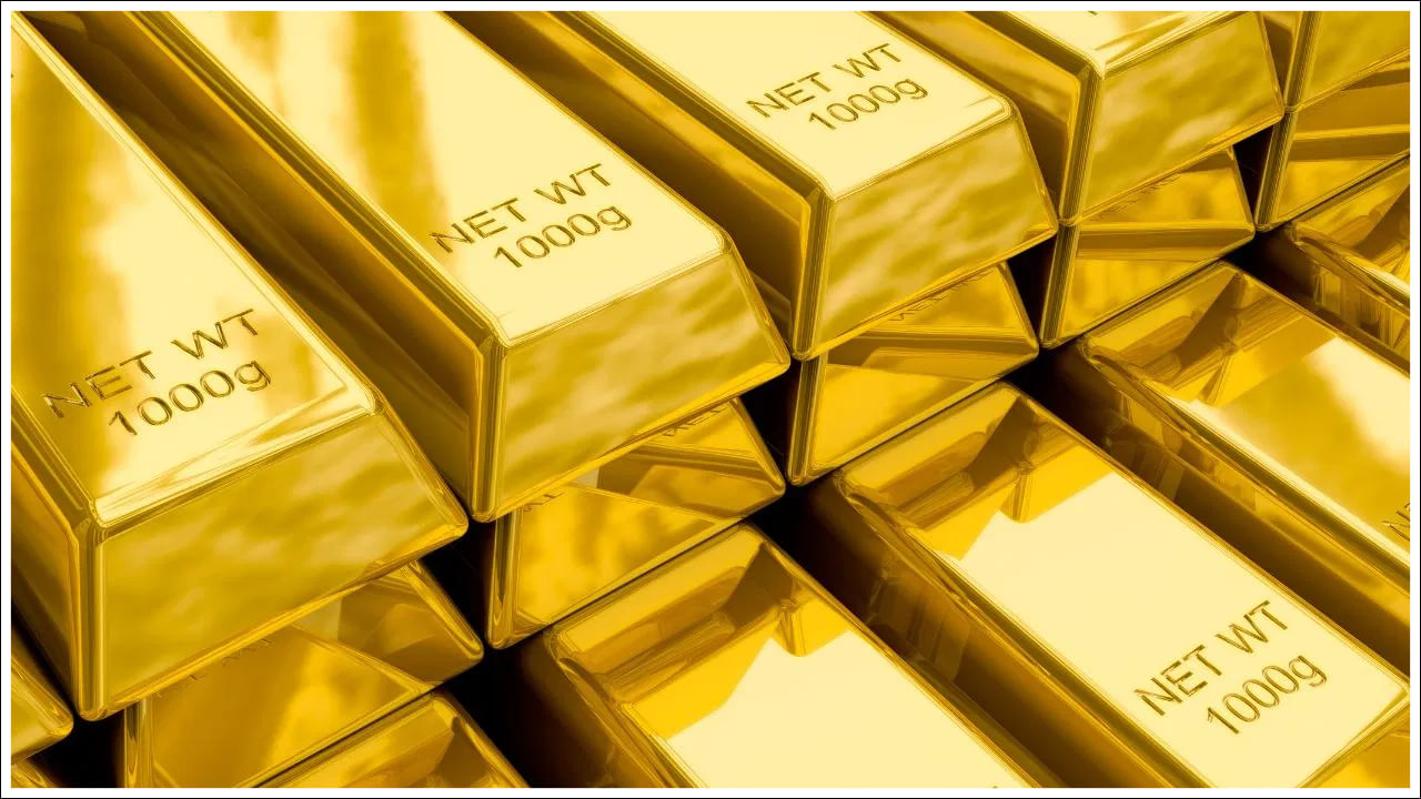  ప్రస్తుతం డిజిటల్ బంగారంపై SEBI లేదా RBI నుండి ప్రత్యక్ష నిబంధనలు లేవు. ప్రతి కొనుగోలుపై 3% GST విధిస్తారు. మీరు దానిని 3 సంవత్సరాలలోపు విక్రయిస్తే లాభం మీ ఆదాయపు పన్ను స్లాబ్ ప్రకారం పన్ను విధిస్తారు. అయితే మీరు దానిని 3 సంవత్సరాల తర్వాత విక్రయిస్తే దానిని దీర్ఘకాలిక మూలధన లాభాలుగా పరిగణిస్తారు. దీనికి ఇండెక్సేషన్ ప్రయోజనాలతో పాటు 20% పన్ను విధిస్తారు. (గమనిక: ఇక్కడ అందించిన సమాచారం కేవలం అవగాహన కోసం మాత్రమే. ఏదైనా పెట్టుబడి పెట్టే ముందు నిపుణులను సంప్రదించండి)