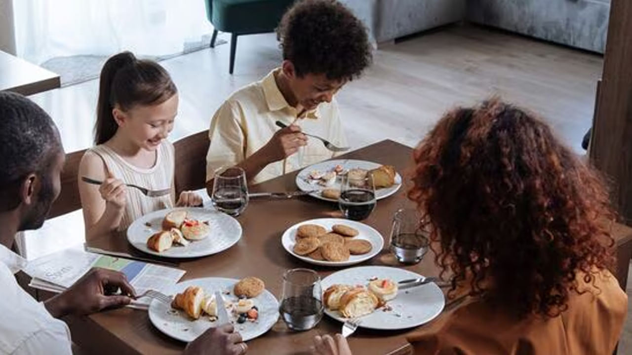 సరైన టైంలో భోజనం చేయడం: ఉదయం నీరసంగా అనిపించకుండా ఉండటానికి, సరైన సమయంలో రాత్రి భోజనం చేయడం ముఖ్యం. కాబట్టి పడుకోవడానికి రెండు నుంచి మూడు గంటల ముందే మీరు మీ భోజనాన్ని పూర్తి చేసుకోండి. దీనివల్ల మీరు పడుకునే సమయానికి మీ ఆహారం సరిగ్గా జీర్ణమవుతుంది. జీర్ణక్రియ సజావుగా జరిగితే, నిద్ర ప్రశాంతంగా ఉంటుంది. దీని వల్ల మీరు మరుసటి రోజూ యాక్టీవ్‌గా ఉంటారు.