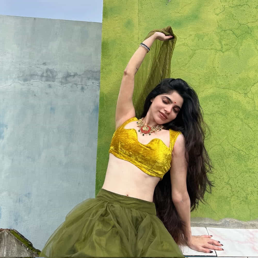 ఆమె మరెవరో కాదండి. దివ్య భారతి. ఈ పేరు చెప్పగానే దివంగత అందాల రాశి గుర్తొస్తుంది. కానీ ఇప్పుడు మనం మాట్లాడుకుంటున్న దివ్య భారతి వేరు. తమిళ చిత్రపరిశ్రమలో మంచి క్రేజ్ సొంతం చేసుకున్న ఈ బ్యూటీ.. ఇప్పుడు తెలుగులోనూ అవకాశాల కోసం వెయిట్ చేస్తుంది. తమిళనాడుకు చెందిన ఈ అమ్మడు గురించి తెలుసుకుందామా.