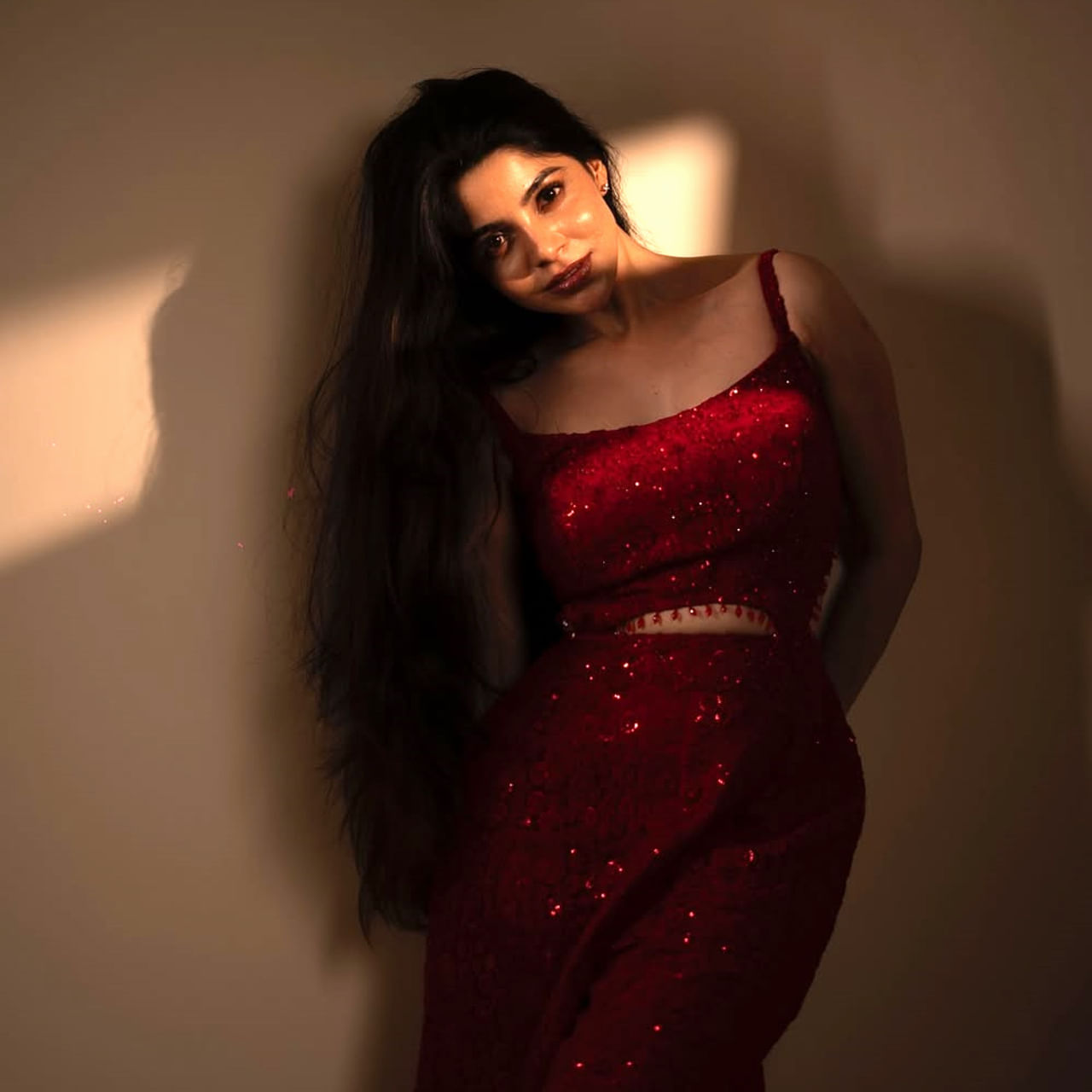 తమిళంలో బ్యాచిలర్ సినిమాతో కథానాయికగా పరిచయమైంది దివ్య భారతి. జీవీ ప్రకాష్ హీరోగా నటించిన ఈ రొమాంటిక్ లవ్ స్టోరీ మంచి విజయాన్ని అందుకుంది. మొదటి సినిమాలోనే అందం, అభినయంతో కట్టిపడేసింది ఈ ముద్దుగుమ్మ. ఫస్ట్ మూవీతోనే ఇండస్ట్రీలో తనకంటూ ప్రత్యేక ఇమేజ్ క్రియేట్ చేసుకుంది ఈ వయ్యారి. 