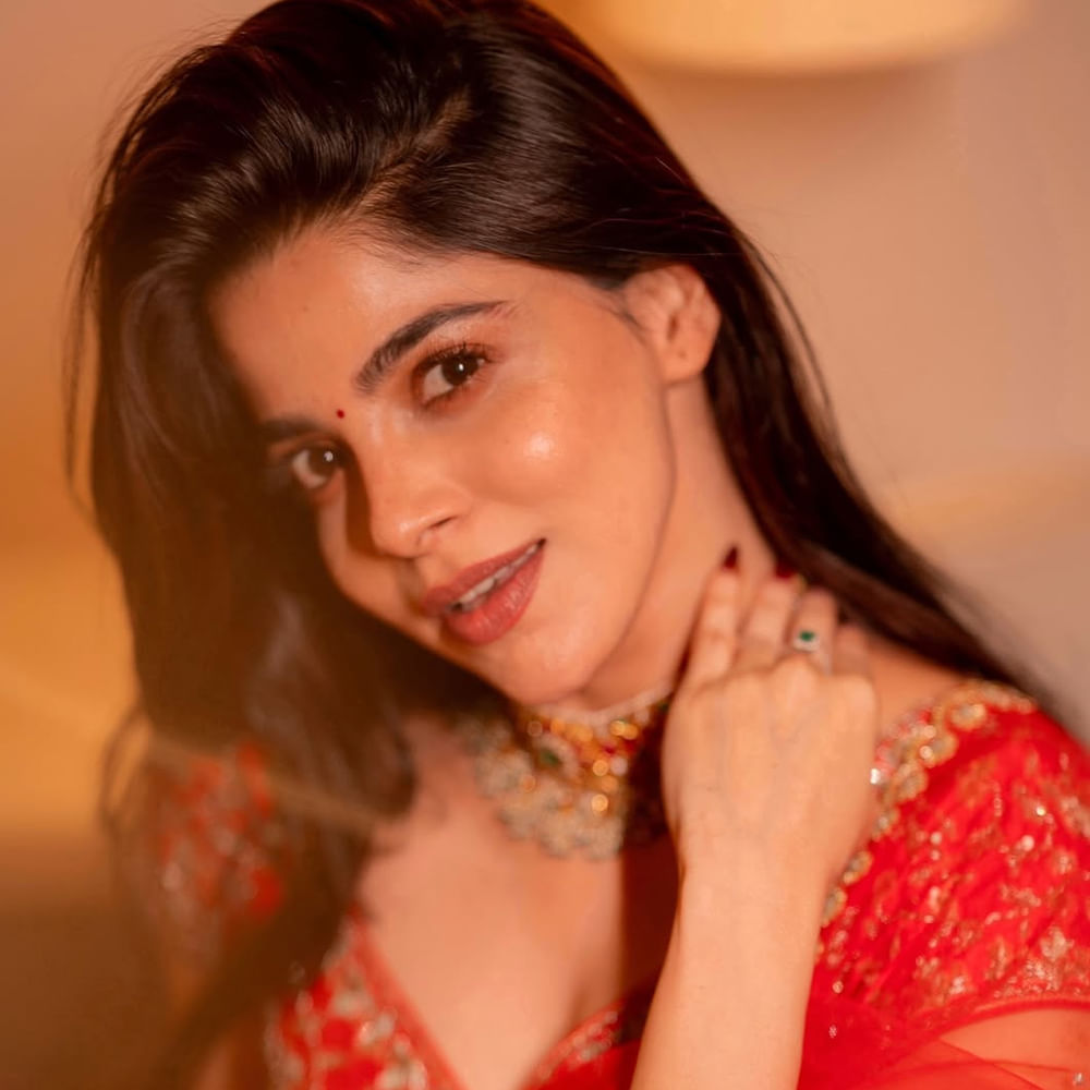 ఆమె మరెవరో కాదు.. దివ్య భారతి. మ్యూజిక్ డైరెక్టర్ జీవీ ప్రకాష్ హీరోగా చేసిన బ్యాచిలర్ అనే సినిమా సినీరంగంలోకి కథానాయికగా అడగుపెట్టింది. ఈ సినిమాతో దివ్య భారతి పేరు ఒక్కసారిగా సెన్సేషన్ అయ్యింది. ఆమె నటనకు ప్రశంసలు అందుకుంది.