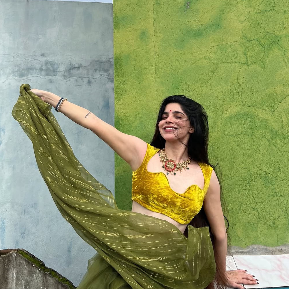 ఎలాంటి ఫిల్మ్ బ్యా్గ్రౌండ్ సపోర్ట్ లేకుండానే ఇండస్ట్రీలోకి అడుగుపెట్టింది. మ్యూజిక్ డైరెక్టర్ జీవీ ప్రకాష్ హీరోగా తెరంగేట్రం చేసిన బ్యాచిలర్ సినిమాతో తెలుగు తెరకు పరిచయమైంది. ఫస్ట్ మూవీ సూపర్ హిట్ కావడంతో ఈ అమ్మడు పేరు మారుమోగింది. ముఖ్యంగా ఈ సినిమాలో రొమాంటిక్ సీన్లలో రెచ్చిపోయింది.