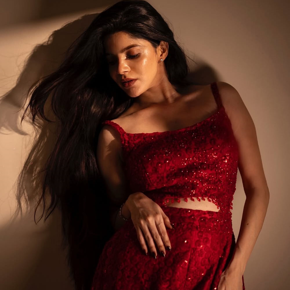 తొలి చిత్రంతోనే నెట్టింట విపరీతమైన క్రేజ్ సొంతం చేసుకుంది. ఆ తర్వాత తమిళంలో వరుస సినిమాల్లో నటించి స్టార్ డమ్ సొంతం చేసుకుంది. ఇప్పుడు సుడిగాలి సుధీర్ సరసన తెలుగులో ఓ మూవీ చేస్తున్న సంగతి తెలిసిందే. చాలా రోజులుగా వీరిద్దరి కాంబోలో రాబోయే ప్రాజెక్ట్ షూటింగ్ జరుగుతుండగా.. విడుదలైన ఫోటోస్ ఆకట్టుకున్నాయి. 