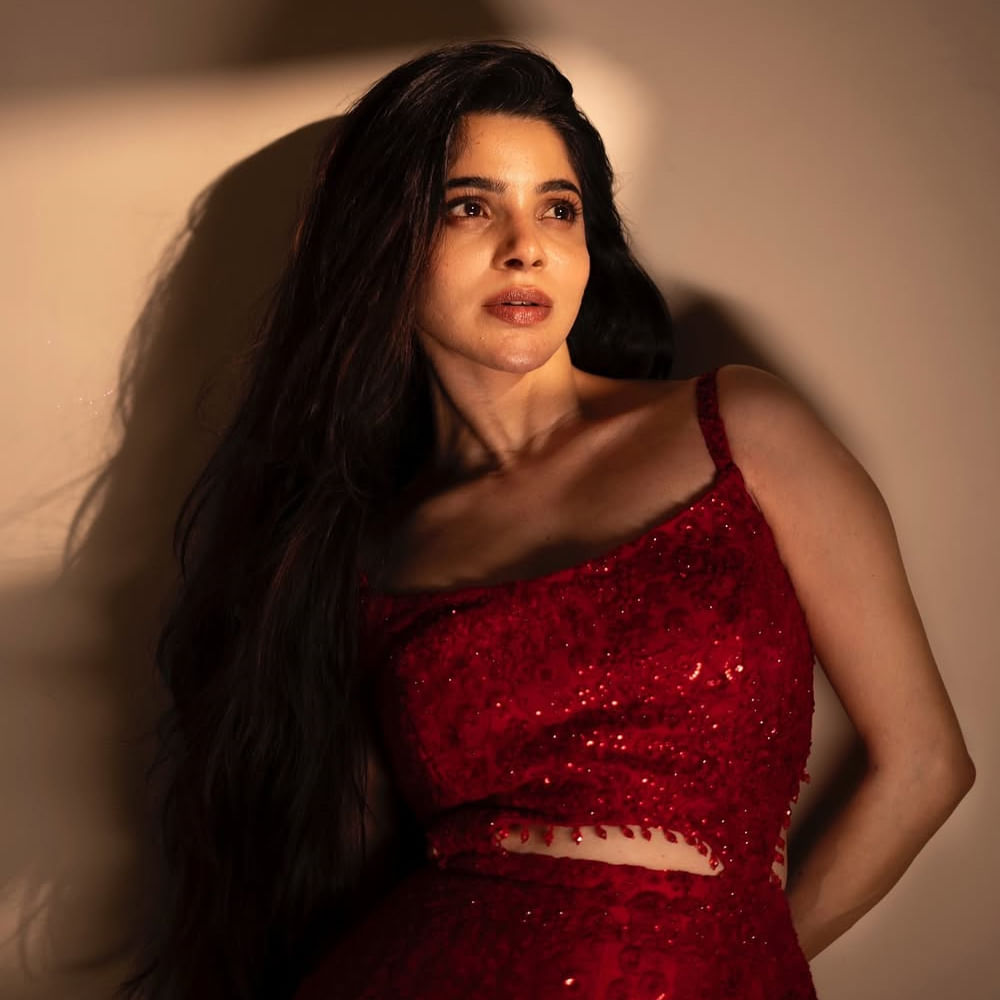 ఇదిలా ఉంటే.. ఓవైపు సినిమాలు చేస్తూనే.. మరోవైపు సోషల్ మీడియాలో చాలా యాక్టివ్ గా ఉంటుంది ఈ ముద్దుగుమ్మ. తాజాగా రెడ్ డ్రెస్ లో గ్లామర్ ఫోజులతో మతిపోగొట్టేస్తుంది ఈ వయ్యారి. తాజాగా ఈ అమ్మడు షేర్ చేసిన ఫోటోస్ నెట్టింట వైరలవుతున్నాయి. ఇంతకీ ఈ రెడ్ డ్రెస్ ఫోటోలను మీరు చూశారా.. ? 