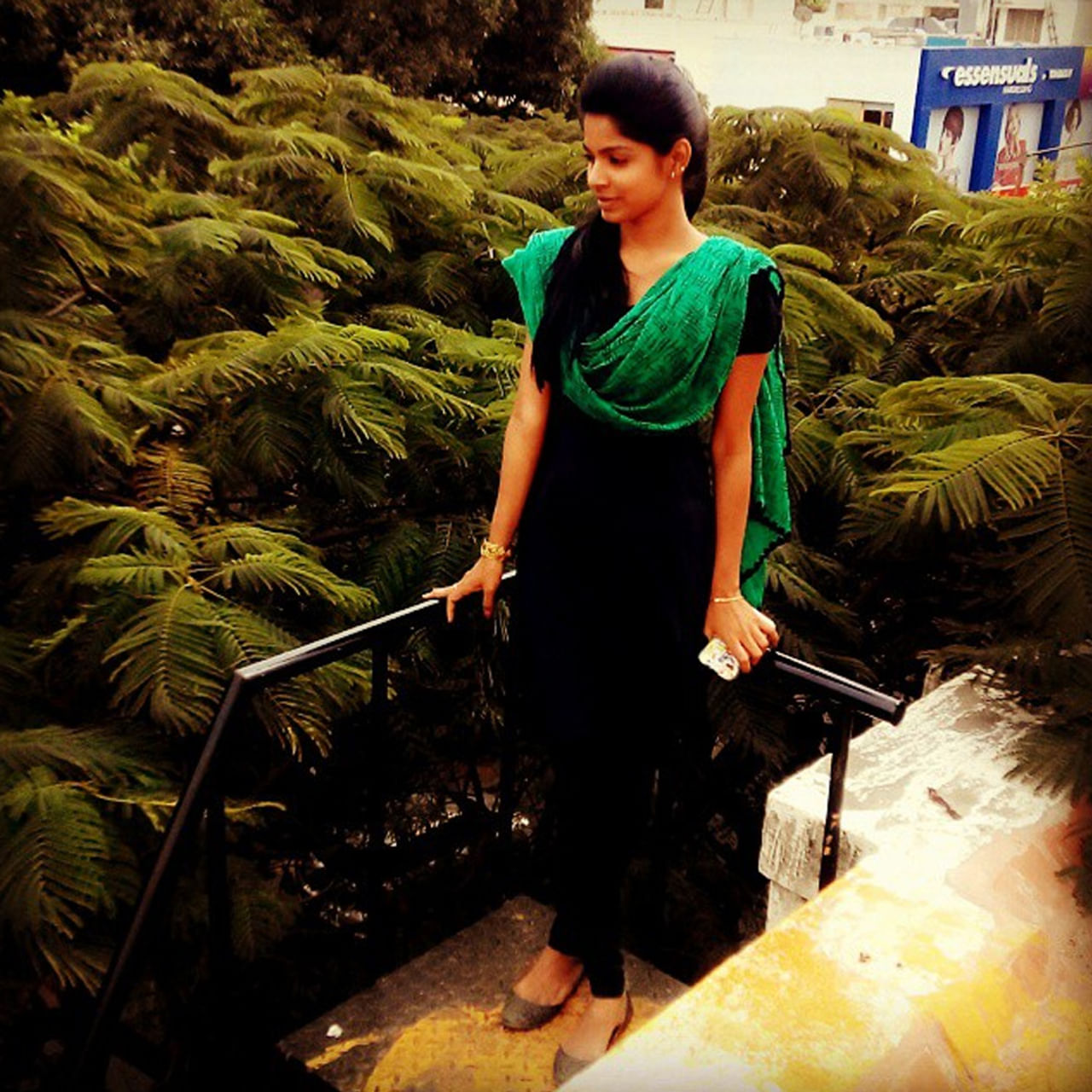 కాలేజీ రోజుల్లో అందంగా లేదంటూ విమర్శించారు. దీంతో ఆమె ఆత్మ విశ్వాసం దెబ్బతిందట. నలుగురిలో కలవడానికి ఎంతో ఇబ్బందిపడేదట. కానీ ఇన్ స్టాలో షేర్ చేసిన ఒక్క ఫోటో ఆమె కెరీర్ మార్చేసింది. తన గురించి పాజిటివ్ కామెంట్స్ రావడం చూసి ఆశ్చర్యపోయిందట.