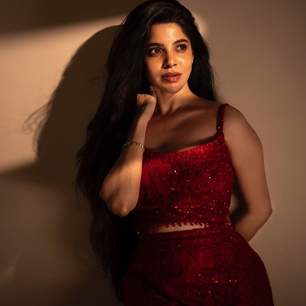 రెడ్ డ్రెస్ లో సెగలు పుట్టిస్తుందని.. దివి నుంచి భువికి దిగి వచ్చిందా అన్నట్లు ఉందంటూ కామెంట్స్ చేస్తున్నారు. ఇదిలా ఉంటే.. సినిమాల కంటే పర్సనల్ విషయాలతో దివ్య భారతి ఎక్కువగా పాపులర్ అయ్యింది. తన ఫస్ట్ హీరో జీవీ ప్రకాష్ తో ప్రేమలో ఉందని.. వీరిద్దరు కొన్నాళ్లుగా డేటింగ్ లో ఉన్నారంటూ ప్రచారం జరిగింది. 