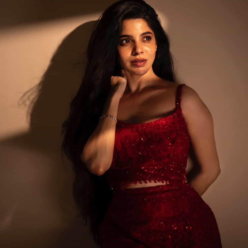 రెడ్ డ్రెస్ లో సెగలు పుట్టిస్తుందని.. దివి నుంచి భువికి దిగి వచ్చిందా అన్నట్లు ఉందంటూ కామెంట్స్ చేస్తున్నారు. ఇదిలా ఉంటే.. సినిమాల కంటే పర్సనల్ విషయాలతో దివ్య భారతి ఎక్కువగా పాపులర్ అయ్యింది. తన ఫస్ట్ హీరో జీవీ ప్రకాష్ తో ప్రేమలో ఉందని.. వీరిద్దరు కొన్నాళ్లుగా డేటింగ్ లో ఉన్నారంటూ ప్రచారం జరిగింది.