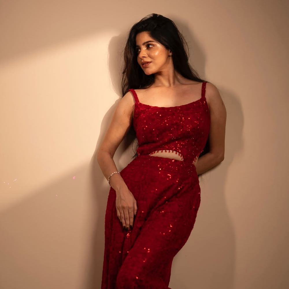 అయితే తన గురించి వస్తున్న రూమర్స్ పై స్పందించిన దివ్య భారతి.. ఆ వార్తలు నిజం కాదని తెలిపింది. జీవి ప్రకాష్ కుటుంబ సమస్యలతో తనకు ఎలాంటి లింక్ లేదని.. తాను ఎవరితో డేటింగ్ లో లేను అని.. ముఖ్యంగా పెళ్లైన వ్యక్తితో డేటింగ్ అసలే చేయనని. ఆధారాలు లేకుండా రూమర్స్ పుట్టించొద్దు అని గట్టిగానే రియాక్ట్ అయ్యింది. 