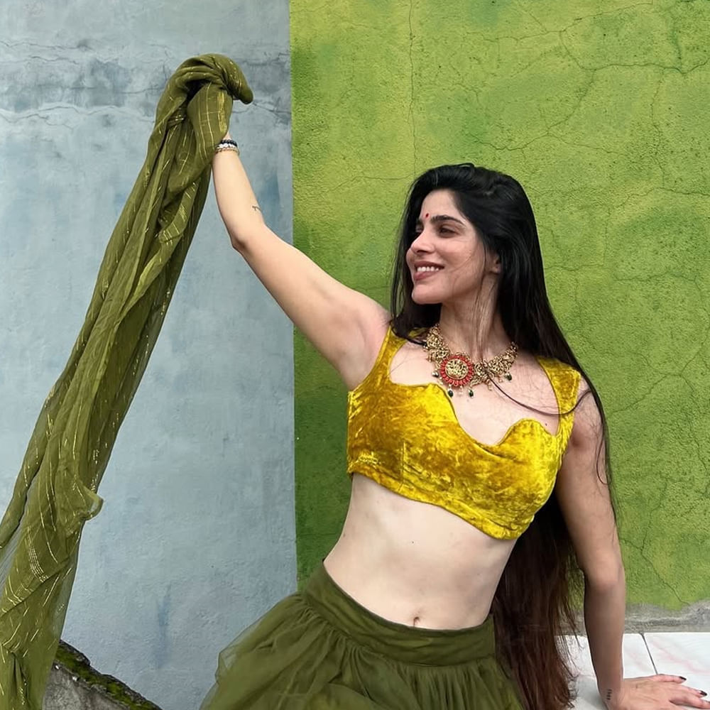 తెలుగు, తమిళంలో సినిమాలు చేస్తున్న దివ్యభారతి.. సోషల్ మీడియాలో చాలా యాక్టివ్. నిత్యం ఏదోక పోస్ట్ చేస్తూ నెటిజన్లను ఆకట్టుకుంటుంది. తాజాగా ట్రెడిషనల్ లుక్ లో మోడ్రన్ టచ్ ఇస్తూ గ్లామర్ ఫోజులతో అరాచకం సృష్టిస్తుంది ఈ ముద్దుగుమ్మ. ప్రస్తుతం ఈ ఫోటోస్ అందరి దృష్టిని ఆకర్షిస్తున్నాయి.