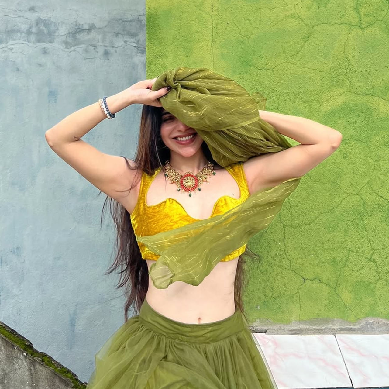 పైన ఫోటోలో కనిపిస్తున్న హీరోయిన్ ఎవరో గుర్తుపట్టారా.. ? తెలుగులో ఒక్క సినిమా చేయకుండానే విపరీతమైన ఫ్యాన్ ఫాలోయింగ్ సంపాదించుకుంది. తక్కువ సమయంలోనే తనకంటూ ప్రత్యేక ఇమేజ్ క్రియేట్ చేసుకుంది. ఇప్పుడిప్పుడే టాలీవుడ్ ఇండస్ట్రీలో అవకాశాలు అందుకుంటున్న ఈ ముద్దుగుమ్మ.. ఇప్పుడు సోషల్ మీడియాలో మాత్రం అందాలతో అగ్గిరాజేస్తుంది.