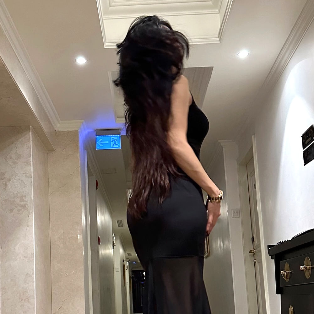 కట్ చేస్తే.. ఇప్పుడు తమిళ్ ఇండస్ట్రీని ఏలేస్తుంది. ఫస్ట్ మూవీలోనే గ్లామర్ విషయంలో ఏమాత్రం వెనకడుగు వేయలేదు. తొలి చిత్రంలోనే రొమాంటిక్ సన్నివేశాల్లో రెచ్చిపోయింది. దీంతో ఈ ముద్దుగుమ్మ పేరు ఇండస్ట్రీలో మారుమోగింది. ఆ తర్వాత వరుస ఆఫర్స్ అందుకుంది.