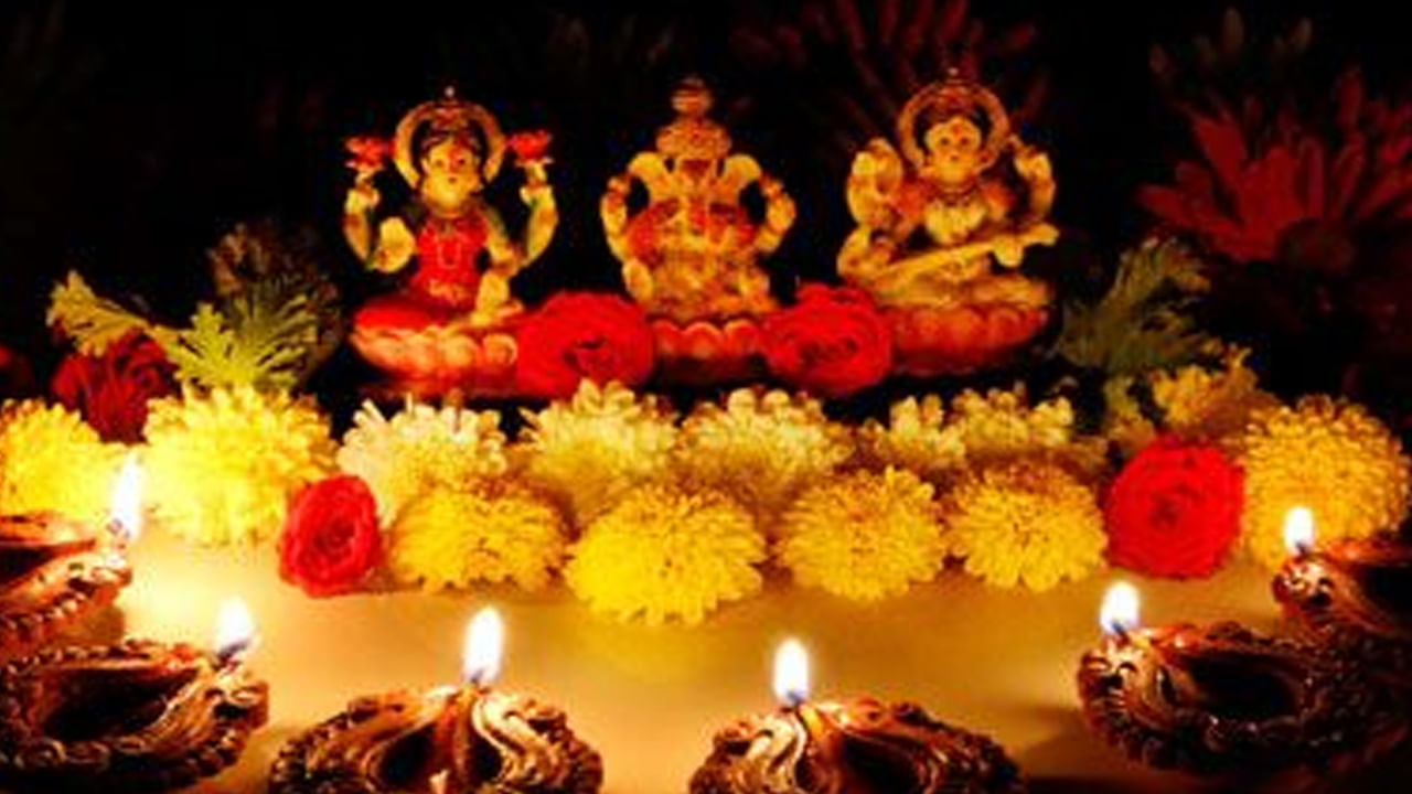 దీపావళి పండుగ రోజున లక్ష్మీదేవిని, గణపతిని పూజించే ఆచారం ఉంది. ఈ రోజున ఈ దేవుళ్ళను పూజించడం వలన సలక శుభాలు కలుగుతాయని విశ్వాసం. అయితే దీపావళి పండగను చాలా మంది ఐదురోజుల పాటు జరుపుకుంటారు. ధన త్రయోదశి, నరక చతుర్దశి, దీపావళి, నాగుల చవితి, అన్నచెల్లెల పండగగా జరుపుకుంటారు. ఈ రోజున  ఏ రోజున ఏ విధంగా లక్ష్మీదేవిని పూజించాలి? పాటించాల్సిన నియమాలను గురించి తెలుసుకుందాం.. 