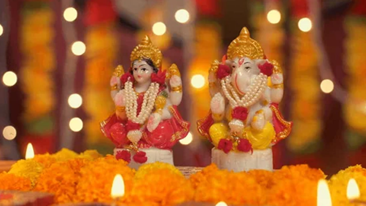 సాయంత్రం పూజ గదిలో లక్ష్మీదేవి చిత్రపటం ముందురెండు మట్టి ప్రమిదలో నెయ్యి దీపాలు వెలిగిస్తారు. అమ్మవారికి ఇష్టమైన కలుగ పువ్వుని దానిమ్మ వంటి పండ్లను నైవేద్యంగా సమర్పించాలి. ఇంటి ప్రధాన ద్వారం దగ్గర రెండు దీపాలను వెలిగించాలి. ఈ విధంగా చేయడం వలన లక్ష్మీదేవి, కుబేరుడు ఆశీస్సులు లభిస్తాయని విశ్వాసం. 