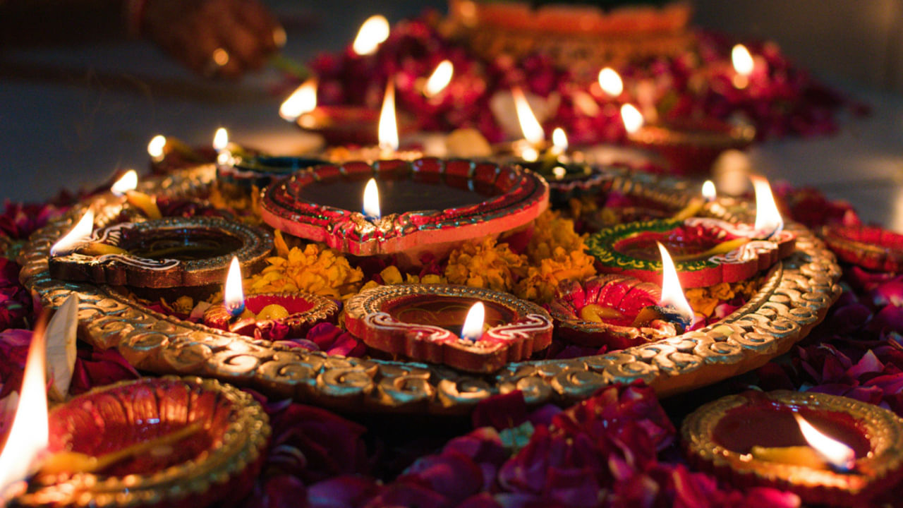 ఈ సంవత్సరం అక్టోబర్ 19న నరక చతుర్దశి వచ్చింది. ఈ రోజున అభ్యంగ స్నానం చేయాలి. తలకు , ఒంటికి నువ్వుల నూనె రాసుకొని సున్ని పిండితో నలుగు పెట్టుకుని తల స్నానం చేయాలి.  కొత్త వస్త్రాలు ధరించాలి.. ఇలా చేయడం వలన నరపీడ దోషాలు తొలగిపోయని నమ్మకం. అంతేకాదు ఈ రోజు లక్శ్మిదేవిని పూజించి సాయంత్రం నువ్వుల నూనెతో దీపాన్ని వెలిగిస్తే అష్ట ఐశ్వర్యాలు, సుఖ సంతోషాలు కలుగుతాయి. 
