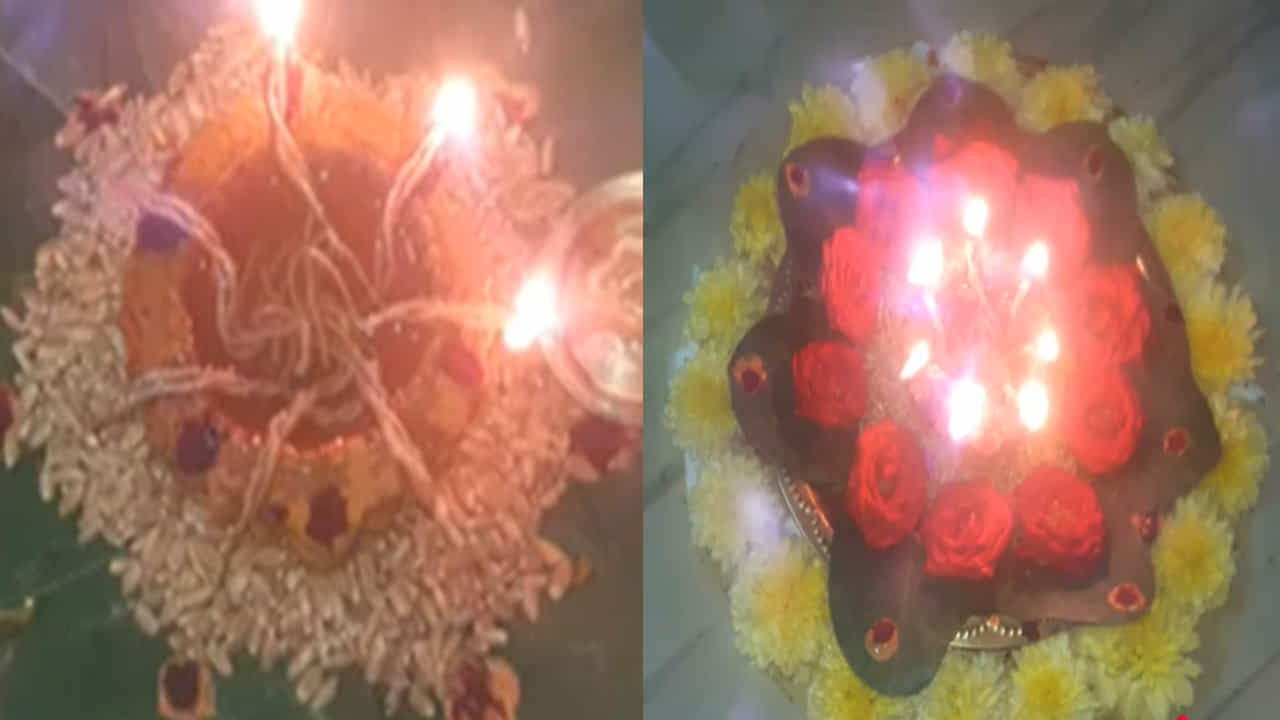 ఐశ్వర్యం కోసం: దీపావళి రోజు సాయంత్రం గోధుమ దీపం పెట్టడం వలన అఖండ సౌభాగ్యం, ఐశ్వర్యం లభిస్తుందని నమ్మకం. సాయంత్రం ఇంటి ప్రధాన ద్వారం దగ్గర ఒక పళ్ళెంలో గోధుమలు పోసి.. మట్టి ప్రమిదని ఆ గోధుమల మధ్యలో పెట్టి... నువ్వుల నూనెతో దీపాన్ని వెలిగించాలి. ఈ దీపం ఎంత సేపు వెలిగితే.. అంత మంచిదని.. ఏడాదంతా డబ్బుకు లోటు అన్న మాటే ఉందని విశ్వాసం. ఇలా వెలిగించిన దీపం కొండ ఎక్కిన తర్వాత ఆ గోధుమలను ఆవుకు ఆహారంగా అందించాలి. ఈ పరిహారంతో లక్ష్మి అనుగ్రహం మీ సొంతం.