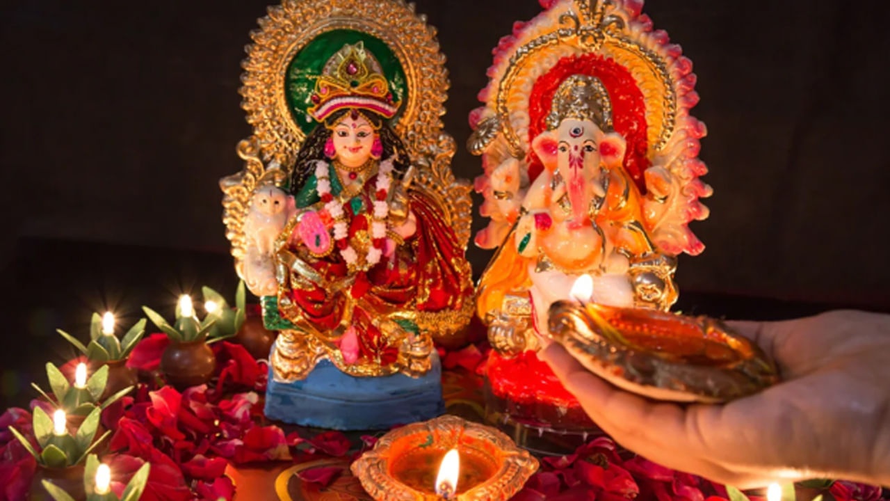 2025 దీపావళి ఎప్పుడంటే
వేద క్యాలెండర్ ప్రకారం దీపావళిని ఆశ్వయుజ మాసం అమావాస్య రోజున జరుపుకుంటారు. ఈ సంవత్సరం దీపావళి అక్టోబర్ 20న జరుపుకోనున్నారు.
