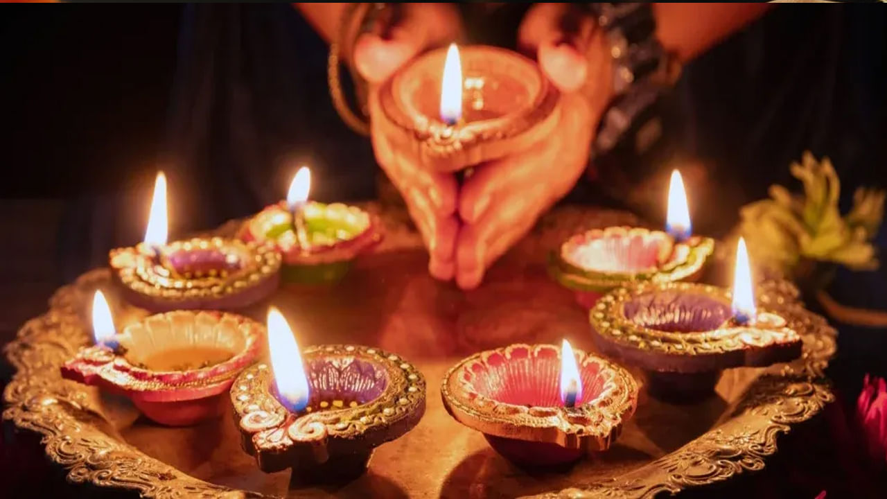 దీపావళి అంటే వెలుగుల పండుగ. పిల్లలు, పెద్దలు అనే తేడా లేకుండా అందరూ ఈ పండగ రాక కోసం ఎంతో ఆసక్తిగా ఎదురుచూస్తుంటారు. దీపావళి దేశవ్యాప్తంగా ఎంతో ఉత్సాహంగా జరుపుకుంటారు. ఈ రోజున లక్ష్మీదేవి , గణేశునికి కలిపి ప్రత్యేక పూజలు చేస్తారు. మత విశ్వాసం ప్రకారం ఈ రోజున లక్ష్మీ దేవిని పూజించడం వల్ల అపారమైన సంపద.. ఆనందం, అలాగే శాంతి సౌఖ్యాలు లభిస్తాయి. అయితే దీపావళి పండగ సందర్భంలో షాపింగ్ చేయడం శుభప్రదంగా పరిగణించబడుతుంది. దీపావళికి కొన్ని వస్తువులను కొని ఇంటికి తీసుకురావడం వల్ల లక్ష్మీదేవి ఆశీస్సులు లభిస్తాయి. ఆ వస్తువుల రాకతో లక్ష్మీదేవి మీ ఇంట అడుగు పెడుతుంది. మీరు కూడా లక్ష్మీదేవి ఆశీస్సులు పొందాలనుకుంటే.. ఈ రోజు చెప్పిన వస్తువులను కొని దీపావళి రోజున ఇంటికి తీసుకురండి. ఇలా చేయడం శుభ ఫలితాలను తెస్తుంది.
