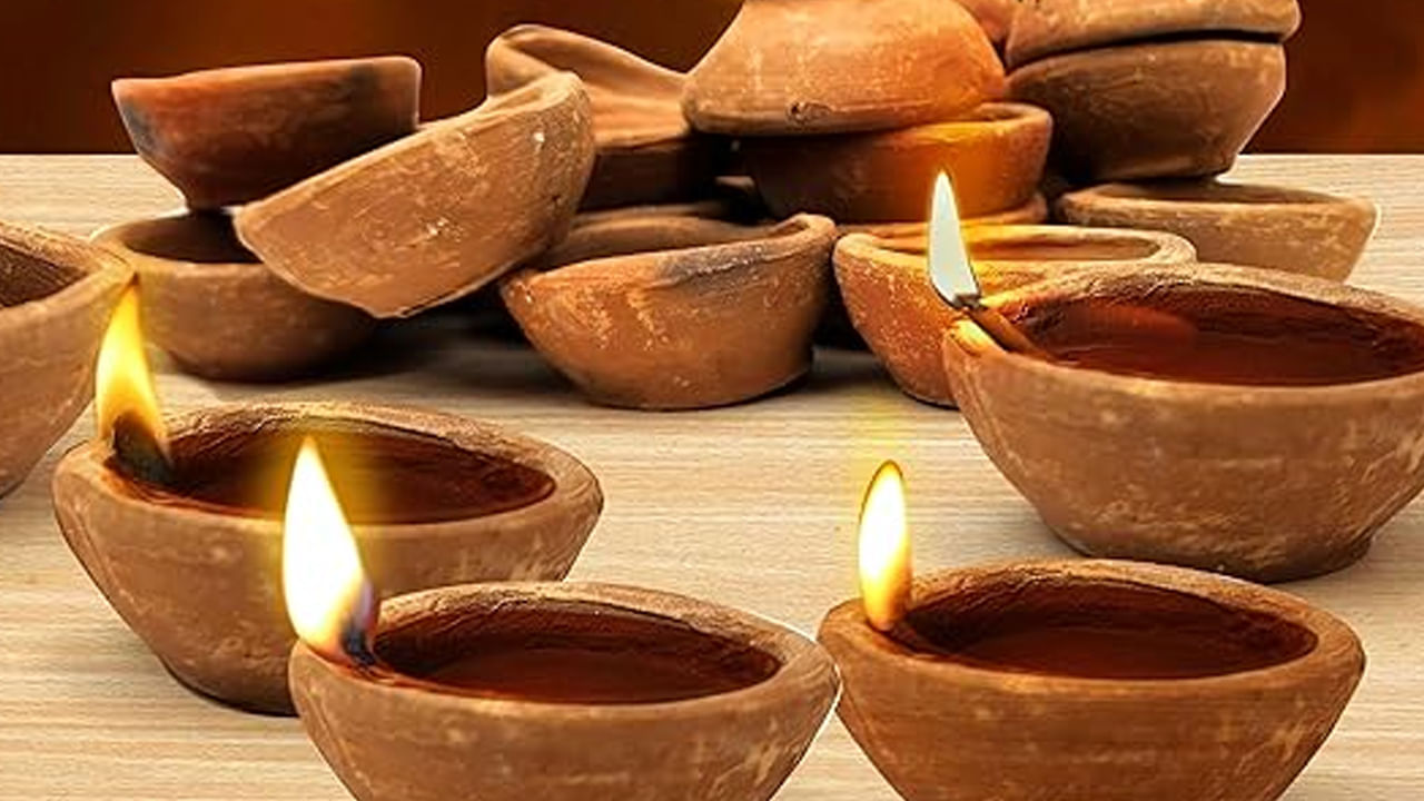 
దీపావళి నాడు దీపాలు వెలిగించడం ఆచారం. ఇలా దీపాలు వెలిగించడం వల్ల ప్రతికూల శక్తి తొలగిపోతుంది. కనుక దీపావళి నాడు మట్టి దీపాలను కొని ఇంటికి తీసుకురావడం శుభప్రదం. మత విశ్వాసం ప్రకారం, దీపావళి నాడు దీపాలు వెలిగించడం వల్ల లక్ష్మీదేవి సంతోషిస్తుంది. అమ్మ ఆశీస్సులతో అన్ని కోరికలు నెరవేరుతాయి.
