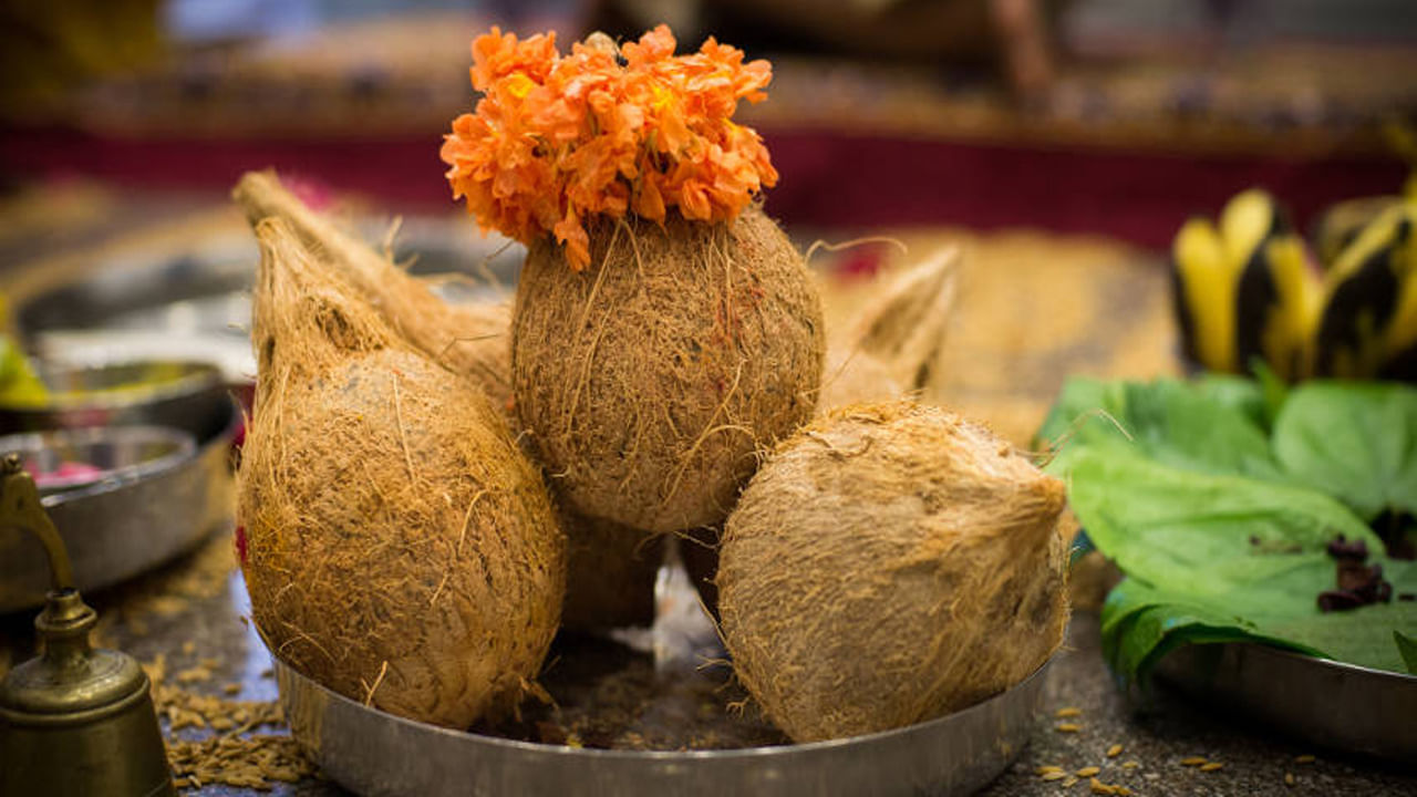 
అదనంగా దీపావళి నాడు కొబ్బరికాయను ఇంటికి తీసుకురావడం చాలా శుభప్రదంగా పరిగణించబడుతుంది. ఇది ఆర్థిక ఇబ్బందులను తగ్గించడంలో సహాయపడుతుంది. మీ సేఫ్ ఎల్లప్పుడూ ఖాళీ అన్న మాటే లేకుండా చేస్తుంది.( ఈ వార్తలలో ఇవ్వబడిన సమాచారం మత విశ్వాసాలపై ఆధారపడి ఉంది. పాఠకుల ఆసక్తి మేరకు.. పలువురు పండితుల సూచనలు, వారి తెలిపిన అంశాల ఆధారంగా అందించినవి మాత్రమే.. వీటిలో ఎలాంటి శాస్త్రీయ ఆధారాలు లేవని పాఠకులు గమనించాలి. టీవీ9 తెలుగు దీనిని ధృవీకరించలేదు)
