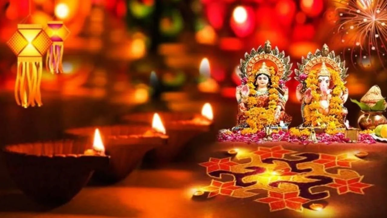 అదే విధంగా తప్పకుండా ఇంటిలో సంపద పెరగాలంటే, దీపావళి పండుగ రోజున లక్ష్మీదేవి చిత్రపటాలను కొనుగోలు చేసి, ఇంటిలో పెట్టుకోవడం మంచిదంట.అదే విధంగా బంగారం, వెండితో చేసిన లక్ష్మీదేవి నాణెలు ఇంట్లో ఉంటే అదృష్టం కలిసి వస్తుందని చెబుతున్నారు వాస్తు శాస్త్ర నిపుణులు.