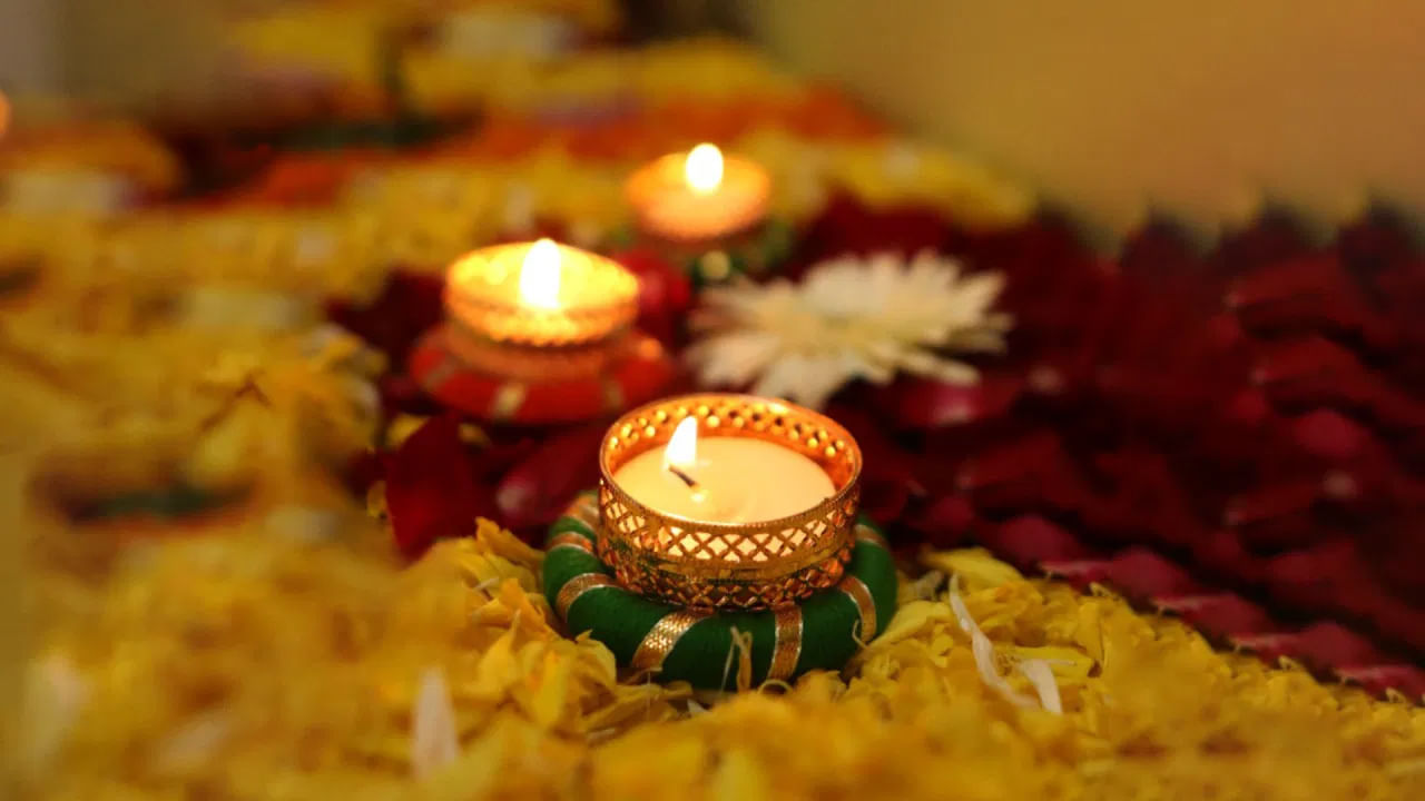 అదే విధంగా ఈశాన్య దిశలో దీపం వెలిగించాలంట. ఈశన్య దిశలో దీపం వెలిగించడం వలన ఇంటిలో ఆనందం, శ్రేయస్సు నెలకొంటుంది. ఇది ఆర్థికంగా, ఆరోగ్యపరంగా, వ్యాపార పరంగా కూడా కలిసి వస్తుందంట.