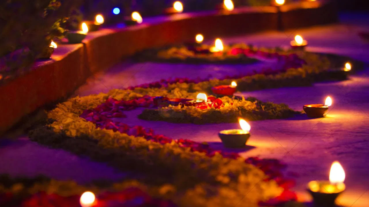 దీపావళి అంటే ఇంటిని అందంగా దీపాలతో రెడీ చేయడం, ఇల్లు మొత్తం దీపావళి వెలుగులతో అందంగా తయారవుతుంది. అయితే  కొందరు ఇంటిలో ఒక్క దీపం మాత్రమే వెలిగిస్తారు. కానీ అస్సలే అలా వెలిగించకూడదంట. ప్రతి గదిలో కనీసం రెండు దీపాలు వెలిగించాలని చెబుతున్నారు పండితులు. అలాగే ఈ శాన్య దిశలో ఒక దీపం పెట్టడం వలన ఇంటిలోకి సానుకూల శక్తి ప్రవేశిస్తుందంట.