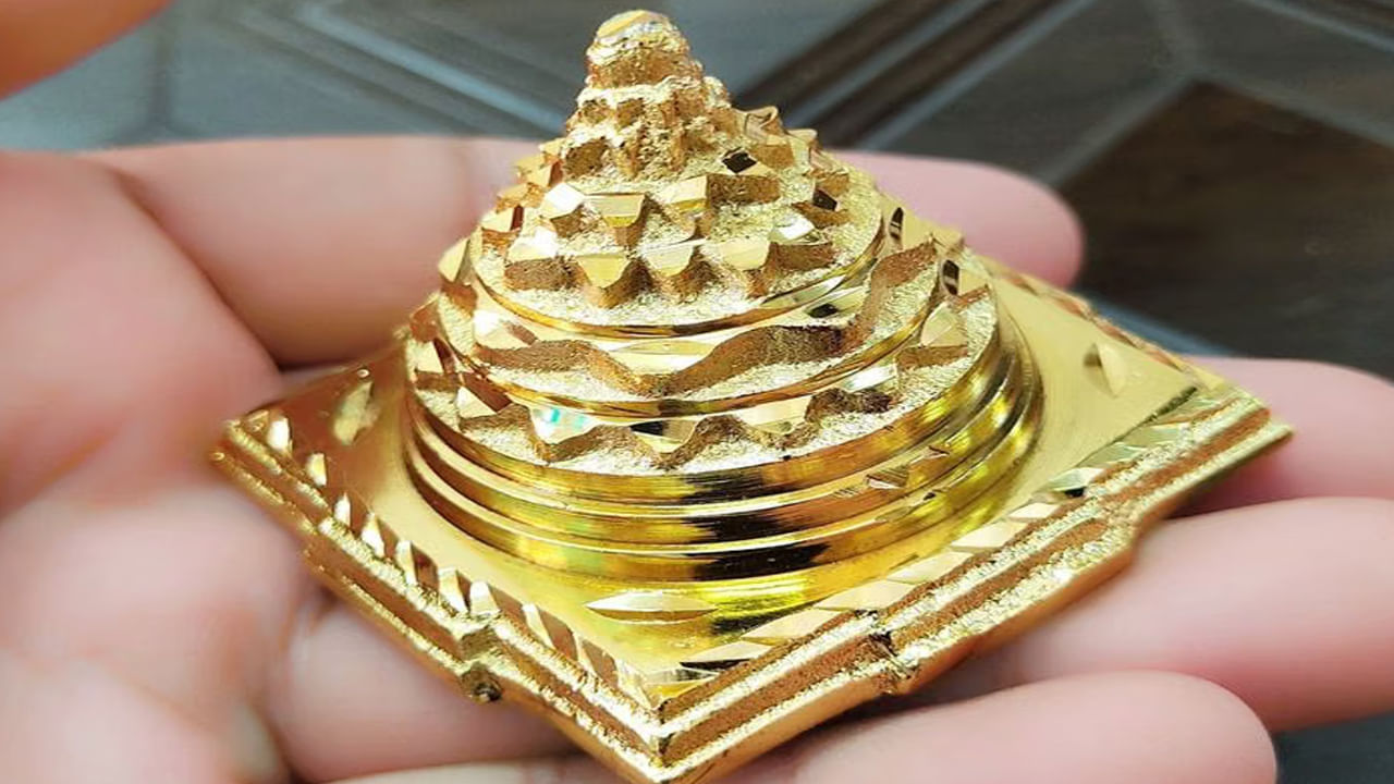 కుబేర యంత్రం అని కూడా పిలువబడే శ్రీ యత్రం సంపద , అవకాశాలను ఆకర్షించే శక్తివంతమైన రేఖాగణిత చిహ్నం. శ్రీ యంత్రాన్ని పూజించడం వల్ల వాస్తు లోపాలు తొలగిపోతాయి. దీంతో ఆర్థిక ఇబ్బంది తగ్గి.. కెరీర్ లో అవకాశాలు కలగడానికి సహాయపడుతుంది. ఇంటిలోని పూజ గదిలో ఈ శ్రీ  యంత్రాన్ని తూర్పు లేదా ఉత్తర దిశలో ఉంచండి.
