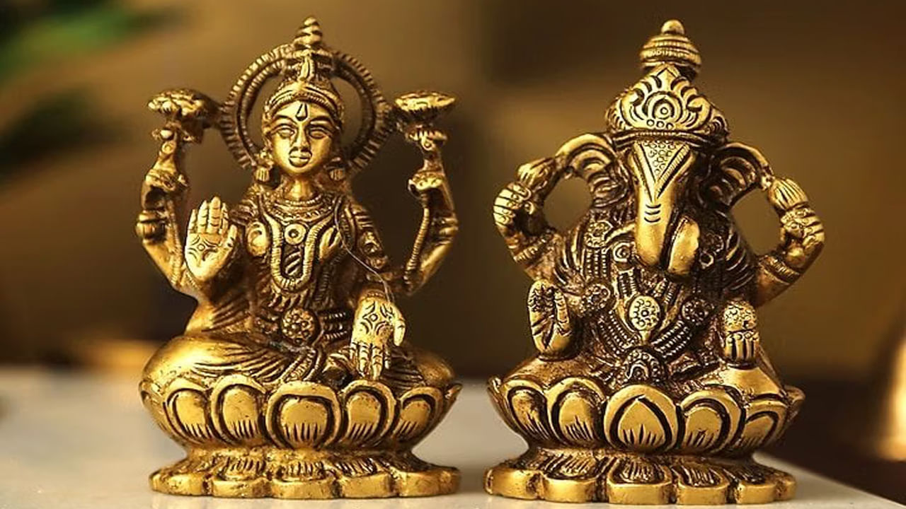 ధన్ తేరస్ , దీపావళి పండుగలలో ఒక ముఖ్యమైన సంప్రదాయం ఏమిటంటే గణేశుడు, లక్ష్మీ దేవి కొత్త విగ్రహాలను కొనుగోలు చేయడం. లక్ష్మి గణపతిల విగ్రహాలను ఇంటికి తీసుకురావడం వలన లక్ష్మీదేవి, గణపయ్య ఆశీర్వాద బలంతో ఇంట్లో సంపద, అదృష్టం, జ్ఞానం కలుగుతుందని నమ్మకం.  ఈ విగ్రహాలను ఇంటి పూజా గదిలో ఈశాన్య మూలలో ఉంచండి.