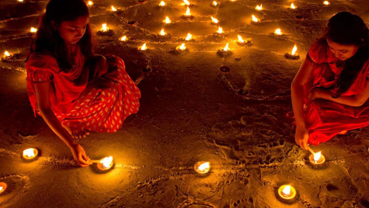 అయితే ఈ సంవత్సరం తిథులలో వచ్చే మార్పుల కారణంగా దీపావళి పండుగపై కాస్త గందరగోళం ఏర్పడింది. 2025వ సంవత్సరంలో దీపావళి పండుగపై చాలా మందికి సదేహం ఉంది. ఈ సారి దీపావళి అక్టోబర్ 20 సోమవారం జరుపుకోవాలా? లేక అక్టోబర్ 21 మంగళ వారం జరుపుకోవాలా? అనే డౌట్ ఉంది. కాగా, దీని గురించి పండితులు ఏం చెప్తున్నారో ఇప్పుడు మంన తెలుసుకుందాం.