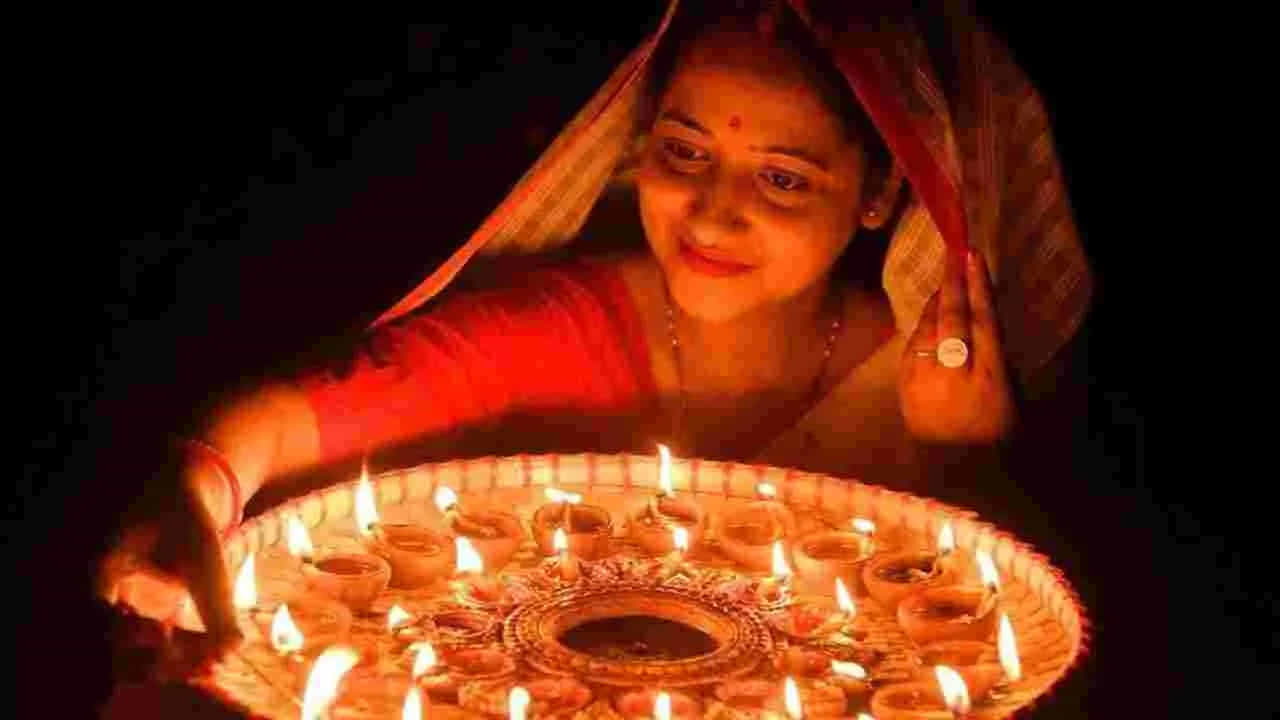 జ్యోతిష్య శాస్త్రం ప్రకారం ప్రతి సంవత్సరం దీపావళి పండుగను ఆశ్వయుజ బహుళ పక్షంలో వచ్చే అమావాస్య తిథి రోజున జరుపుకుంటున్నారు. ఏ రోజు అయితే అమావాస్య అవుతుందో , అమావాస్య రాత్రి రోజునే ఈ పండుగను , ముఖ్యంగా లక్ష్మీదేవి పూజను జరుపుకుంటారు.