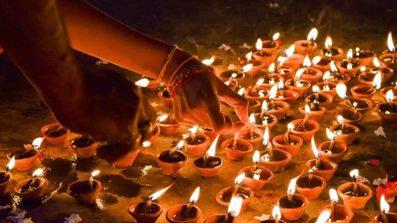 సంక్రాంతి, దసర, దీపావళి పెద్దపండుగలు అంటారు. ప్రతి ఒక్కరూ వీటిని ఘనంగా జరుపుకుంటారు. ఇక హిందూ మతంలో జరుపుకునే ముఖ్యమైన పండుగల్లో దీపావళి ముందుంటుంది.  మంచి పై చెడు గెలిచిందనే సూచికగా ఈ  దీపావళి పండుగను జరుపుకుంటారు. ప్రతి సంవత్సరం కార్తీక పౌర్ణమికి ముందు వచ్చే అమావాస్య రోజున ఈ దీపావళి పండుగ జరుపుకోవడం అనవాయితీ.  అయితే 2025వ సంవత్సరంలో దీపావళి పండుగ రాబోతుంది.