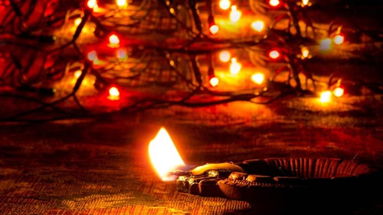  2025 సంవత్సరంలో అమావాస్య తిథి అనేది అక్టోబర్ 20 సోమవారం సాయంత్రం 3.44 నిమిషాలకు ప్రారంభమై, అక్టోబర్ 21 మంగళవారం సాయంత్రం 5.54 గంటలకు పూర్తి అవుతుంది.  దీంతో పండగపై అందరికీ సందేహం నెలకొంది. 