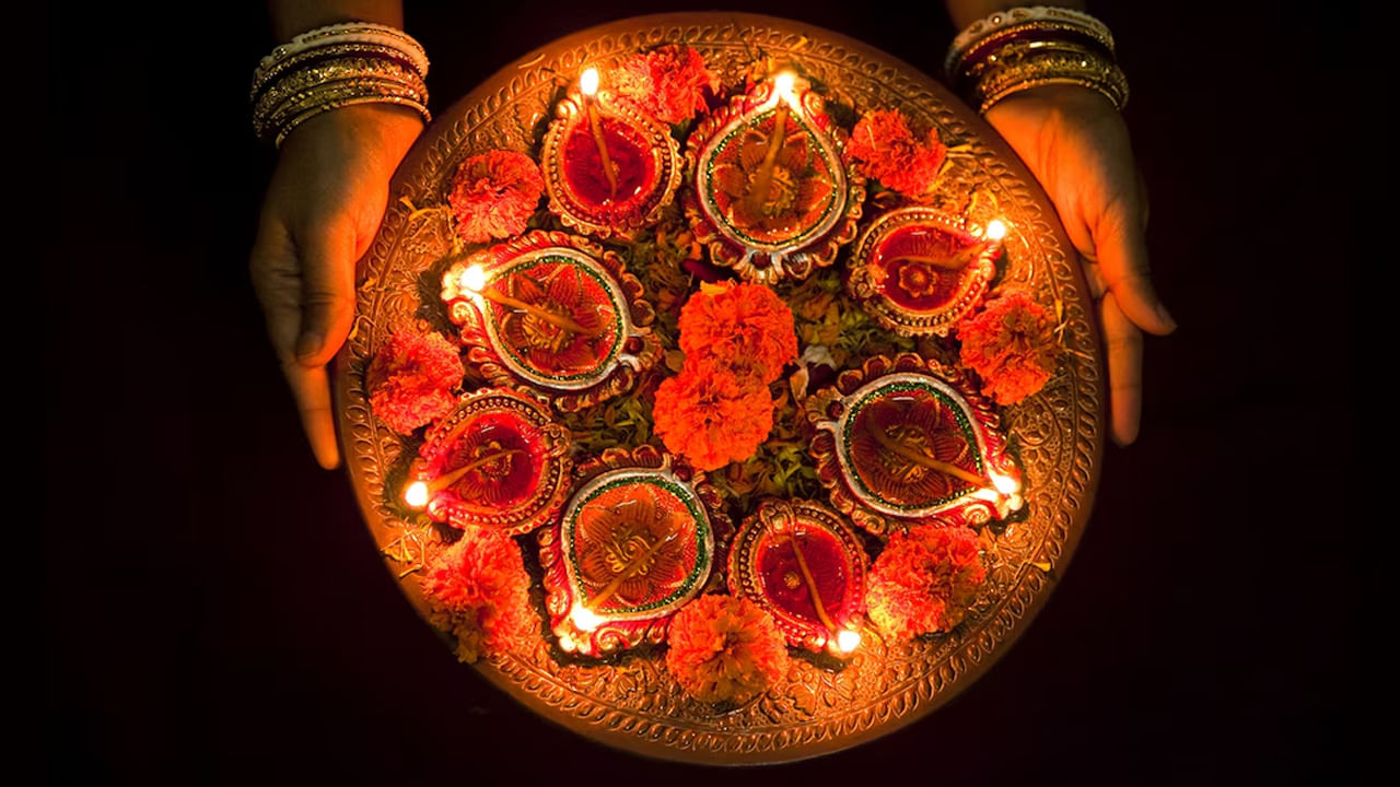 దీపావళి ఏ రోజు జరుపుకోవాలో తెలుసా? పండితులు ఇచ్చిన క్లారిటీ ఇదే! దీపావళి ఏ రోజు జరుపుకోవాలో తెలుసా? పండితులు ఇచ్చిన క్లారిటీ ఇదే!