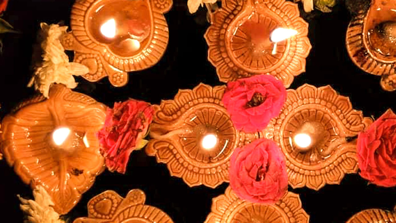 అయితే ఈ సారి పండగను ఏ రోజున జరుపుకోవాలి? పండితులు ఏం చెబుతున్నారో ఇప్పుడు చూద్దాం. దీపావళి అంటే రాత్రి సమయంలో జరుపుకునే పండుగ, ముఖ్యంగా ఈ సమయంలో లక్ష్మీ పూజను సాయంత్రం సూర్యస్తమయం తర్వాత ప్రదోష కాలంలో నిర్వహిస్తారు. అయితే ఈ సారి అమావాస్య తిథి అనేది అక్టోబర్ 20 న ప్రారంభమం అవుతుంది, ఆ రోజే ప్రదోష కాలం నిశిత కాలంలో కలుస్తుంది కాబట్టి, శాస్త్రాల ప్రకారం సోమవారం రోజునే దీపావళి పండుగను జరుపుకోవాలంట.