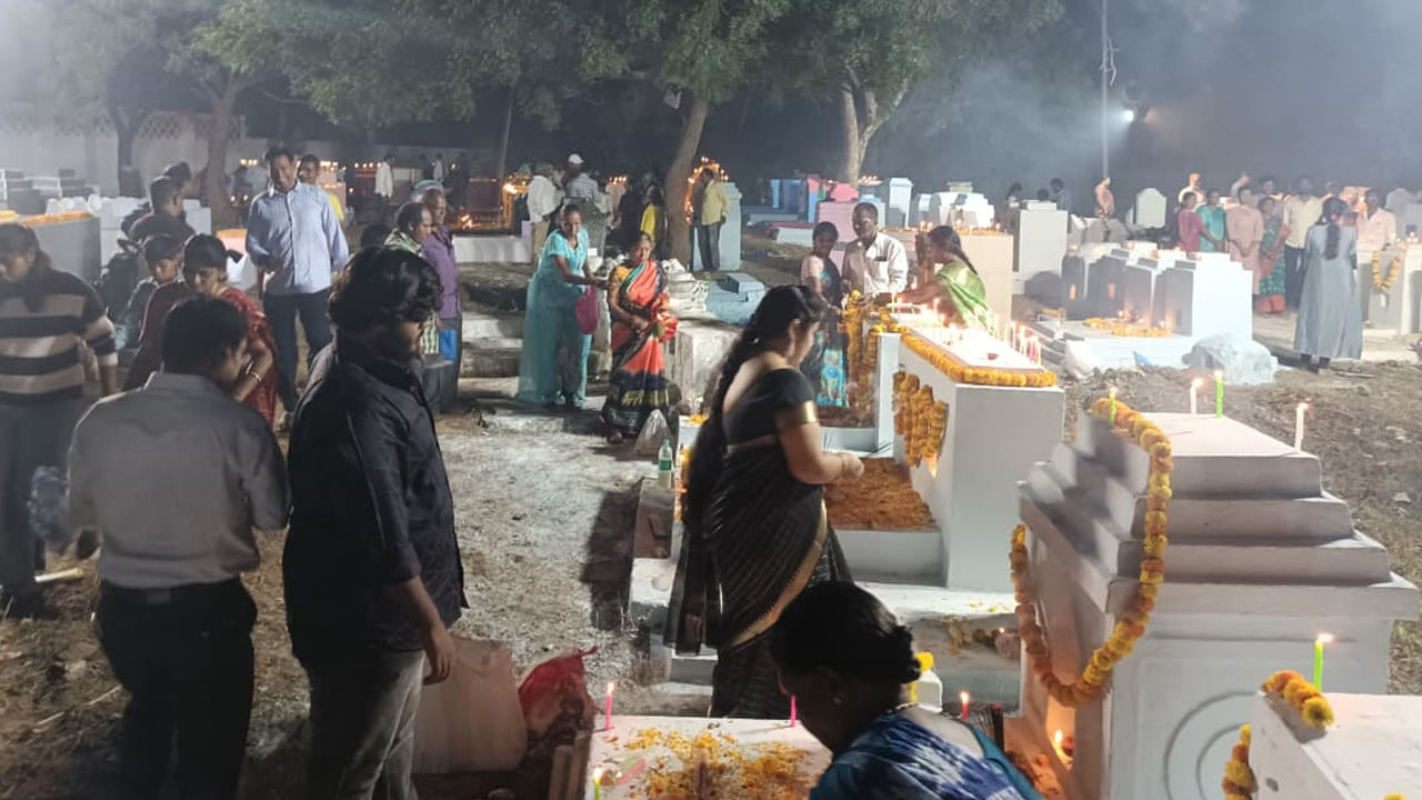 కరీంనగర్ లోని కార్ఖన గడ్డలో ఉన్న హిందు స్మశాన వాటిక లో ప్రతి యేటా దళిత కుటుంబాలు స్మశానంలోని తమ కుటుంబీకుల సమాధుల వద్దనే దీపావళి పండుగను జరుపుకుంటారు. పండగకు వారం రోజుల ముందే స్మశాన వాటిక వద్ద అంత శుభ్రం చేసి సమాధులకు రంగులు వేస్తారు. చనిపోయిన వారి సమాధుల వద్దకు కుటుంబ సభ్యులంతా వెళ్లి అక్కడ అంత శుభ్రం చేసిన తరువాత పూలతో సమాధులను అలంకరిస్తారు. దీపావళి నాటికి సమాధులను ముస్తాబు చేసి.. పండగ రోజును సాయంత్రం కుటుంబ సభ్యులంతా సమాధుల వద్దకు చేరుకుని అక్కడే గడుపుతారు
