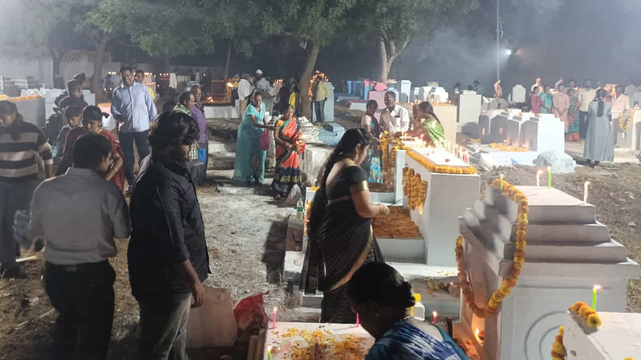 కరీంనగర్ లోని కార్ఖన గడ్డలో ఉన్న హిందు స్మశాన వాటిక లో ప్రతి యేటా దళిత కుటుంబాలు స్మశానంలోని తమ కుటుంబీకుల సమాధుల వద్దనే దీపావళి పండుగను జరుపుకుంటారు. పండగకు వారం రోజుల ముందే స్మశాన వాటిక వద్ద అంత శుభ్రం చేసి సమాధులకు రంగులు వేస్తారు. చనిపోయిన వారి సమాధుల వద్దకు కుటుంబ సభ్యులంతా వెళ్లి అక్కడ అంత శుభ్రం చేసిన తరువాత పూలతో సమాధులను అలంకరిస్తారు. దీపావళి నాటికి సమాధులను ముస్తాబు చేసి.. పండగ రోజును సాయంత్రం కుటుంబ సభ్యులంతా సమాధుల వద్దకు చేరుకుని అక్కడే గడుపుతారు