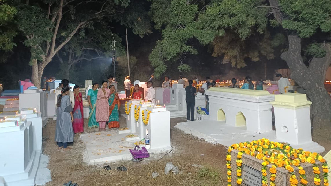 స్మశానంలోకి అడుగు పెట్టాలంటే చాలా మంది భయపడుతూ ఉంటారు. కానీ కరీంనగర్ లో ఆరు దశబ్దాలకు పైగా స్మశానంలోనే దీపావళి పండుగను జరుపుకునే సాంప్రదాయం కోనసాగుతుంది. పూర్వీకులను స్మరించుకుంటు.. తమ కుటుంబీకులను ఖననం చేసిన శ్మశాన వాటికలో సమాధుల వద్ద దీపాలు వెలిగించి వేడుక చేసుకుంటారు. వినడానికి కోంత వింతగా అనిపించిన చాలా కుటుంబాలు ఈ తంతును ఆచరిస్తున్నాయి