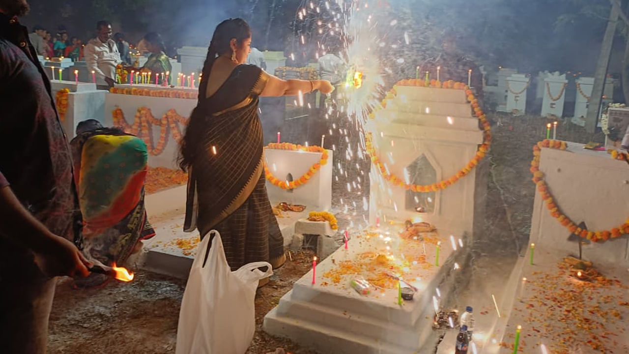  సమాధుల వద్ద పండుగ జరుపుకుంటే తమ వారితో కలిసి ఉన్న భావన వస్తుందని స్థానికులు చెప్తుంటారు. అందుకోసమే చిన్నా,పెద్దా అనే తేడా లేకుండా అందరూ తమ పూర్వీకులకు ఇష్టమైన వంటలు కూడా వండి సమాధుల వద్ద నైవేధ్యంగా పెడతారు. పితృ దేవతలకు నైవేద్యాలు సమర్పించిన అనంతరం  వారిని స్మరించుకుంటూ వారి సమాధుల వద్ద ఆయా కుటుంబీకులు పూజలు చేస్తారు. ఇదీ కాస్త వింత గానే ఉన్నప్పటికీ చనిపోయిన వారి జ్ఞాపకాలను గుర్తుచేసుకుంటు పండుగను జరుపుకోవడం ఆనందంగా ఉందంటున్నారు.

