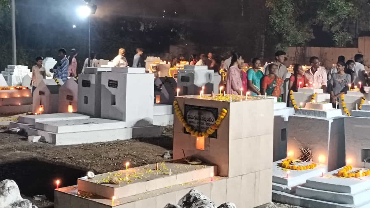 ఉపాధి కోసం వెళ్లి వివిధ ప్రాంతాల్లో స్థిర పడిన వారంత దీపావళి పండగకు మాత్రం ఖచ్చితంగా కరీంనగర్ కు చేరుకుని తమ కుటుంబ సభ్యులతో కలిసి సమాధుల వద్ద పండుగ జరుపుకుంటారు. కొత్త బట్టలు వేసుకొని పిల్ల పాపలతో సాయంత్రం ఆరుగంటలకు సమాధుల వద్దకు వచ్చి అక్కడే రెండు గంటలు గడిపి తిరిగి ఇళ్లకు వెళుతుంటారు. తమ పూర్వీకులు లేనిదే తాము లేము కాబట్టి పూర్వికులను స్మరించుకోవడమే తమకు నిజమైన దీపావళి అని చెబుతుంటారు.