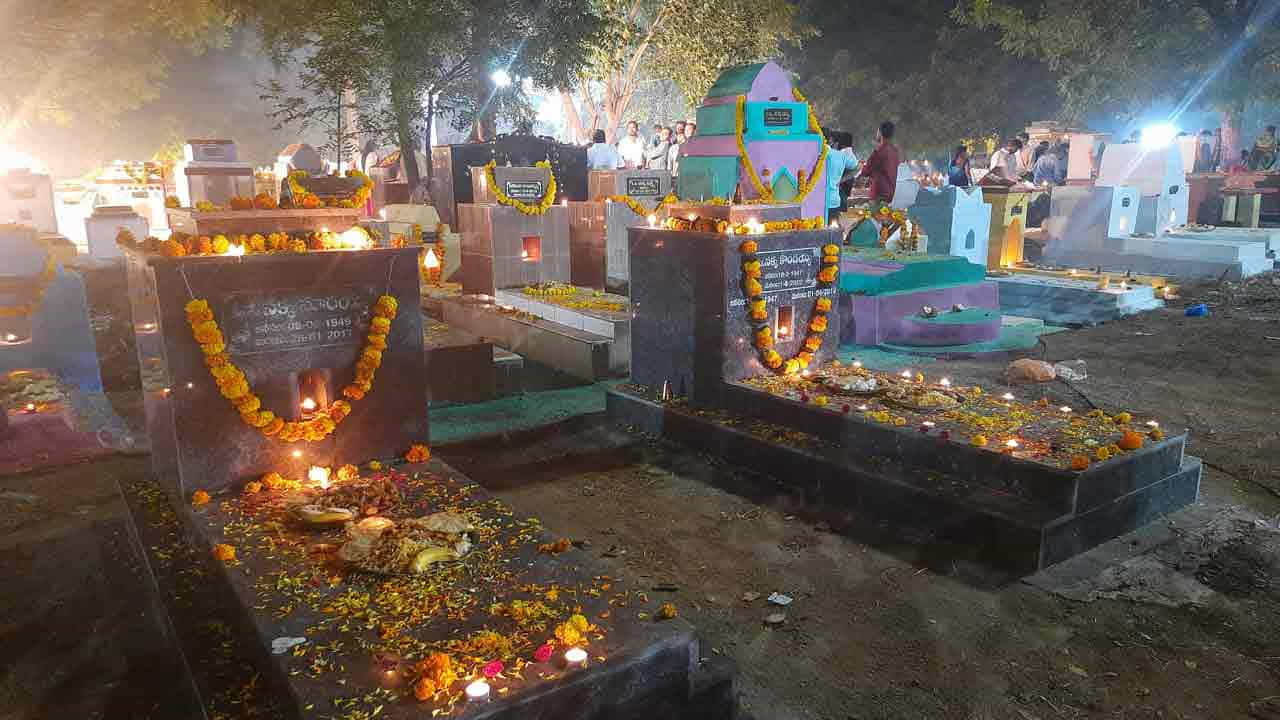 దీపావళి పండుగ రోజున చనిపోయిన వారి సమాధుల వద్దనే ఇంటిల్లి పాది దీపావళి వేడుకలు చేసుకుంటారు. అక్కడే పిల్లాపాపలతో టపాసులు కాలుస్తారు ఇలా జరుపుకోవడం కరీంనగర్లోని కొంత మందికి సంప్రదాయంగా వస్తుంది.