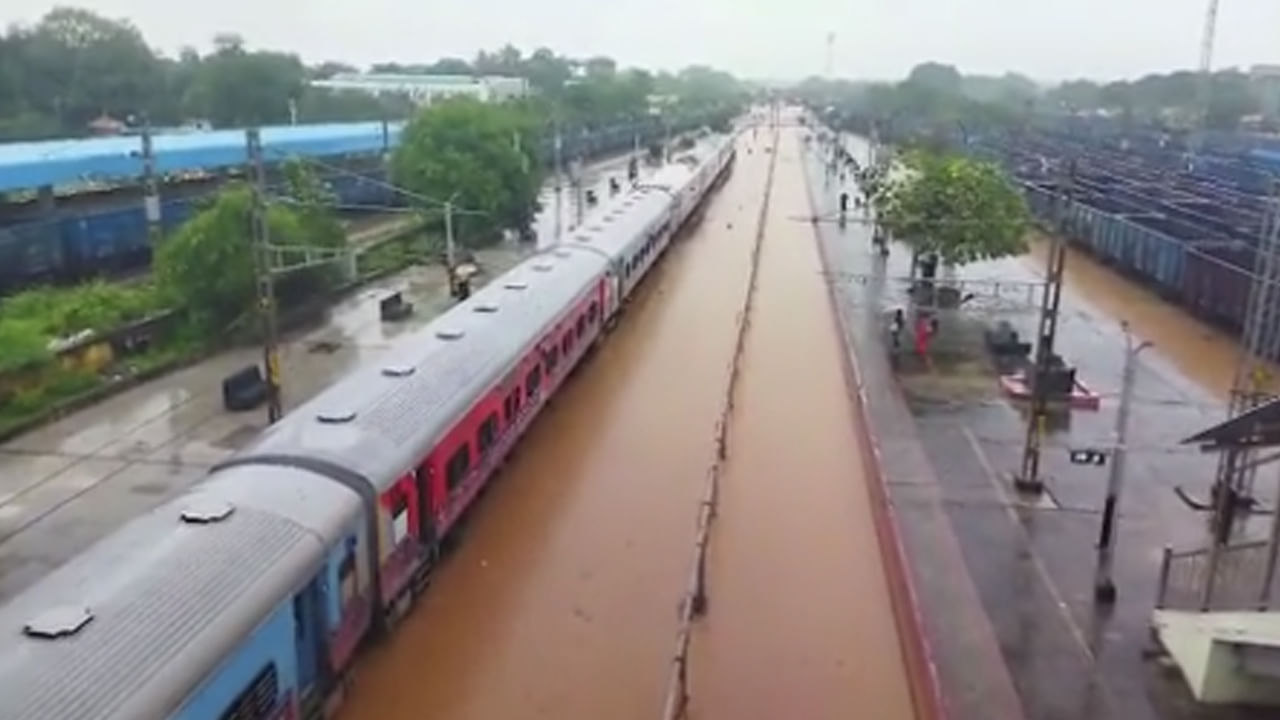 Watch Video: బిగ్ అలర్ట్.. పట్టాలపైకి భారీగా వరద నీరు.. నిలిచిపోయిన పలు రైళ్లు..