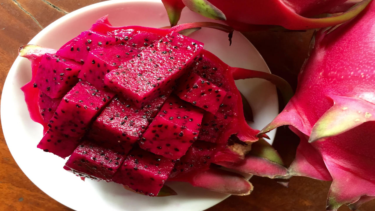 రక్తహీనత ఉన్నవారు కరోనావైరస్, డెంగ్యూ ఇన్ఫెక్షన్లకు గురవుతారు. డ్రాగన్ ఫ్రూట్‌లో ఇనుము సమృద్ధిగా ఉంటుంది. కాబట్టి, ఇది రక్తహీనతను తగ్గించడంలో సహాయపడుతుంది. డ్రాగన్ ఫ్రూట్ రక్తహీనతను ఎదుర్కోవడానికి సహాయపడుతుంది. సరైన రక్త ప్రసరణను నిర్వహిస్తుంది. 
