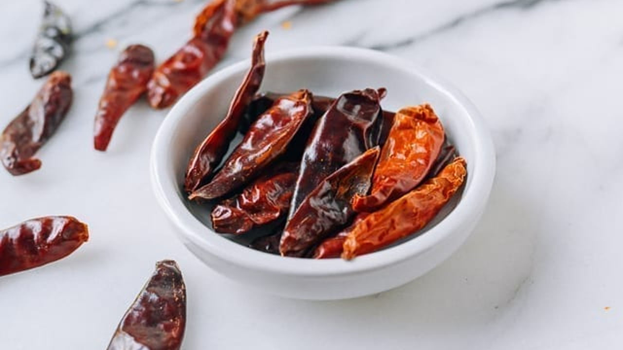 కారం తినడం వల్ల గుండె సమస్యలు అనేవి తగ్గుతాయి. ఎందుకంటే దీని వల్ల ధమనుల్లో ఉండే అధిక కొవ్వు అనేది కరుగుతుంది. బీపీ, షుగర్ వంటి వ్యాధులు కూడా కంట్రోల్లో ఉంటాయి. అలాగే ట్యూమర్, వాపుల నుంచి శరీరాన్ని రక్షిస్తుంది.