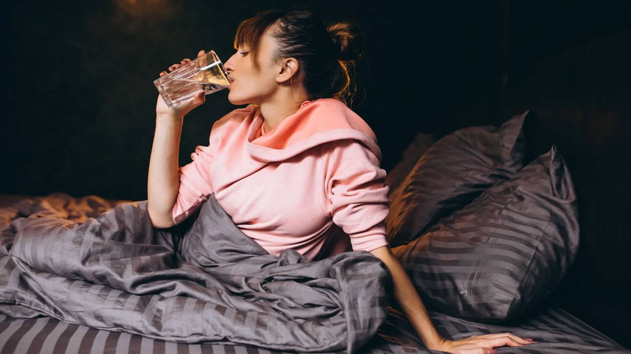 నీళ్లు రక్తప్రసరణను సమతుల్యం చేయడానికి హెల్ప్ చేస్తాయి. రాత్రిపూట నీళ్లు తాగితే హార్ట్ ఎటాక్ ప్రమాదం తగ్గుతుంది. ప్రతిరోజు రాత్రి నిద్రపోయే ముందు నీళ్లు తాగితే చర్మ కణాలకు తేమ కలుగుతుంది. చర్మం తాజాగా, అందంగా ఉంటుంది.